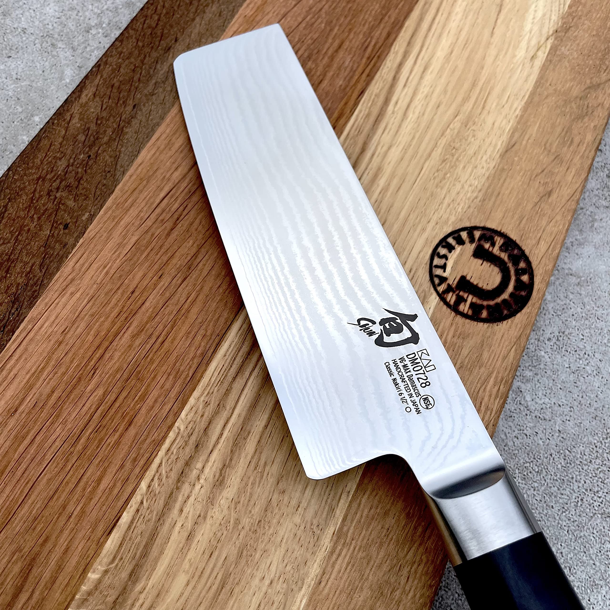 Kai Shun Classic DM-0728 - Coltello Nakiri ultra affilato da 16,5 cm, tagliere in legno di quercia 25 x 15 cm