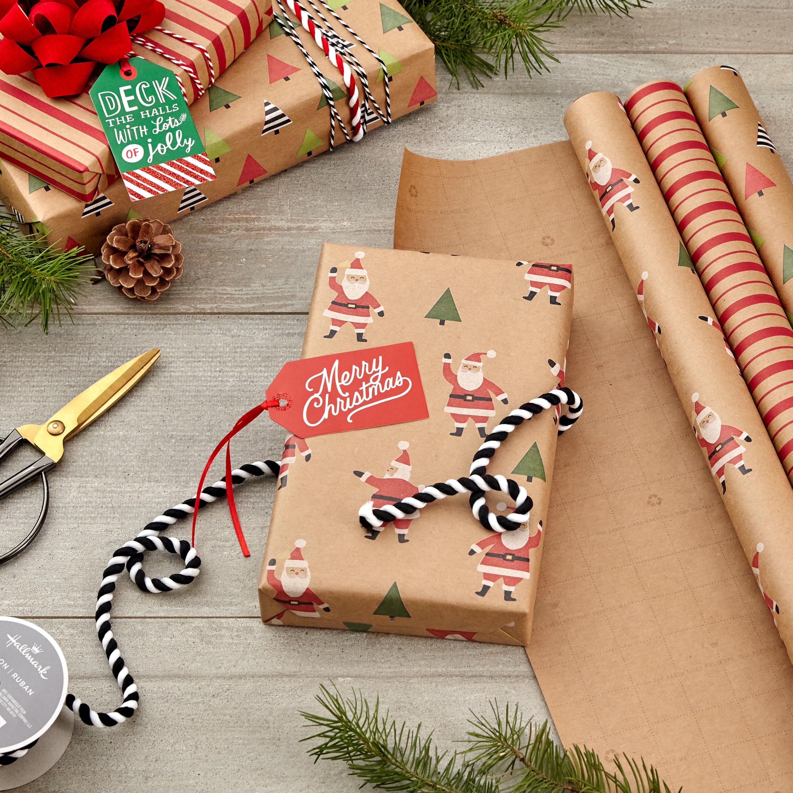 Hallmark Lot de 3 rouleaux de papier cadeau de Noël recyclable avec lignes de coupe au verso (90 m²) Marron avec Père Noël, arbres verts, rayures rouges