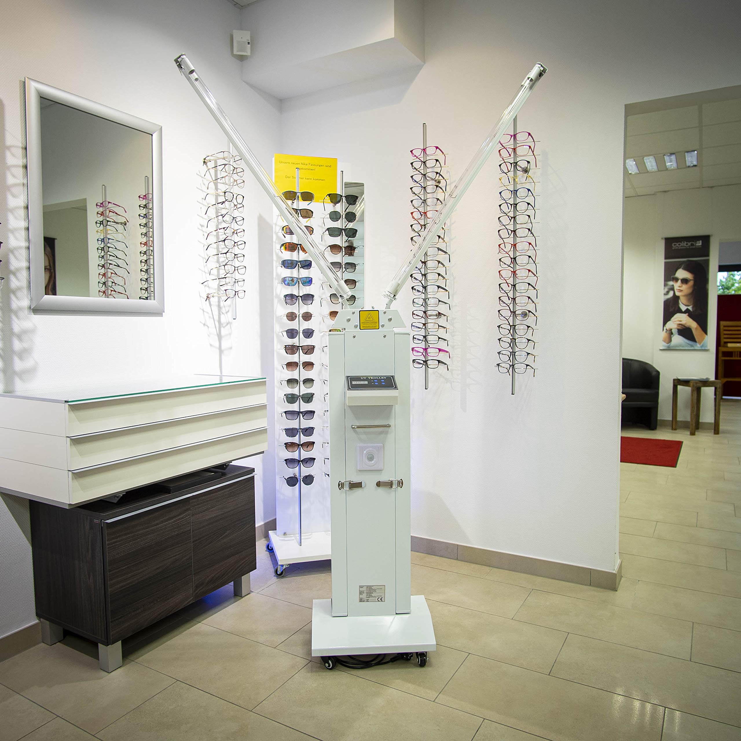 Good Connections UV-C Desinfektionsstation zur effektiven Luft- und Flächendesinfektion - 4 UV-C Röhren (120W) für 60 m² Raumfläche - Sicherheitsabschaltung und Timer