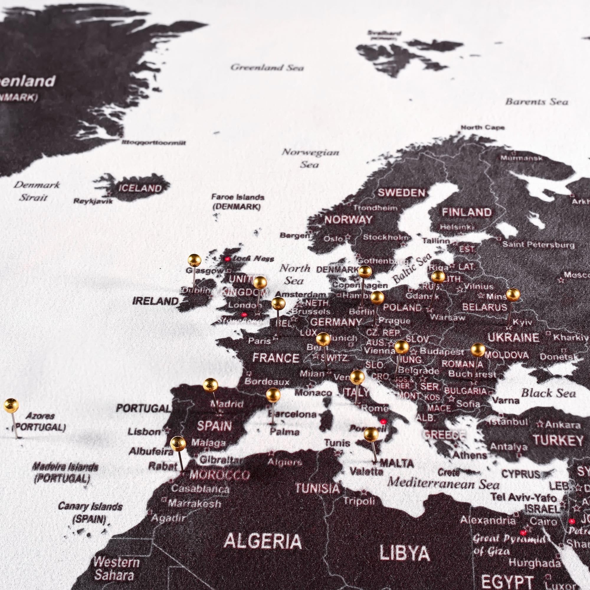 ITCHY FEET XL Weltkarte als Pinnwand | Reiseziele und Urlaub pinnen | Landkarte auf samtigem Polyestergewebe in Grau | DIN A1 84 x 59 cm, inkl. 50 Pins