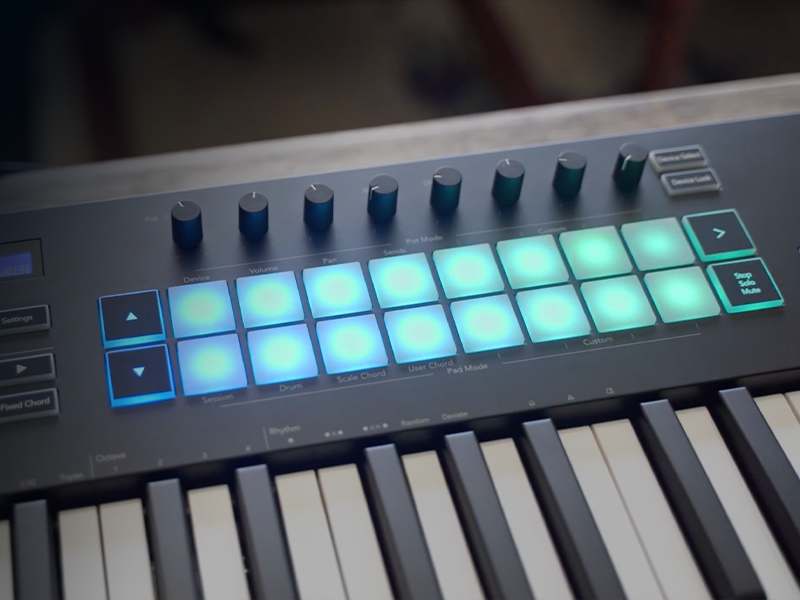 Novation Launchkey 61 [MK3] MIDI Keyboard Controller — Seamless