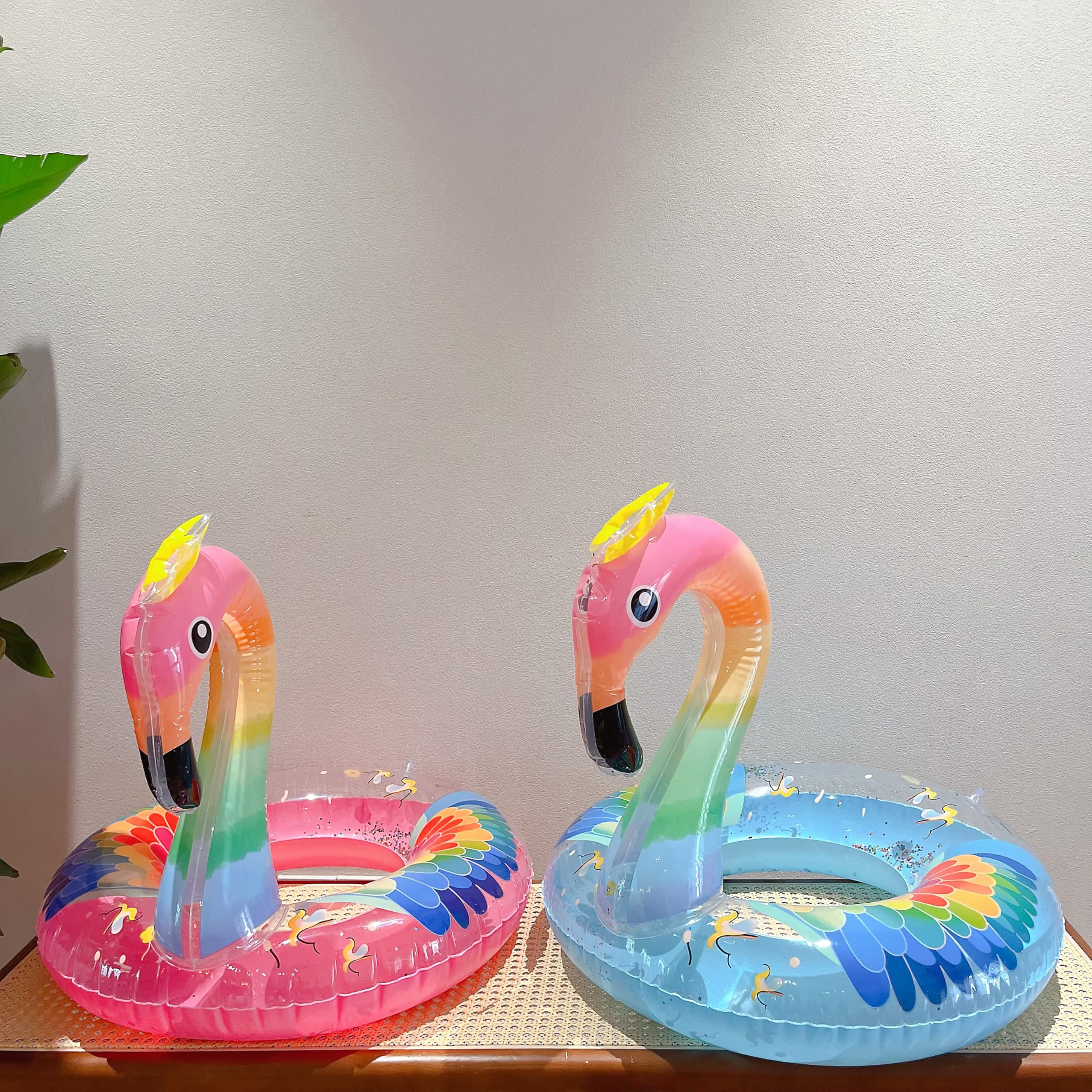 Jonge Vrouwen Ontspannen Zich In Het Zwembad Met Opblaasbaar Roze Flamingo Speelgoed Op Flamingingjaloezie Buitenshuis Image169908526