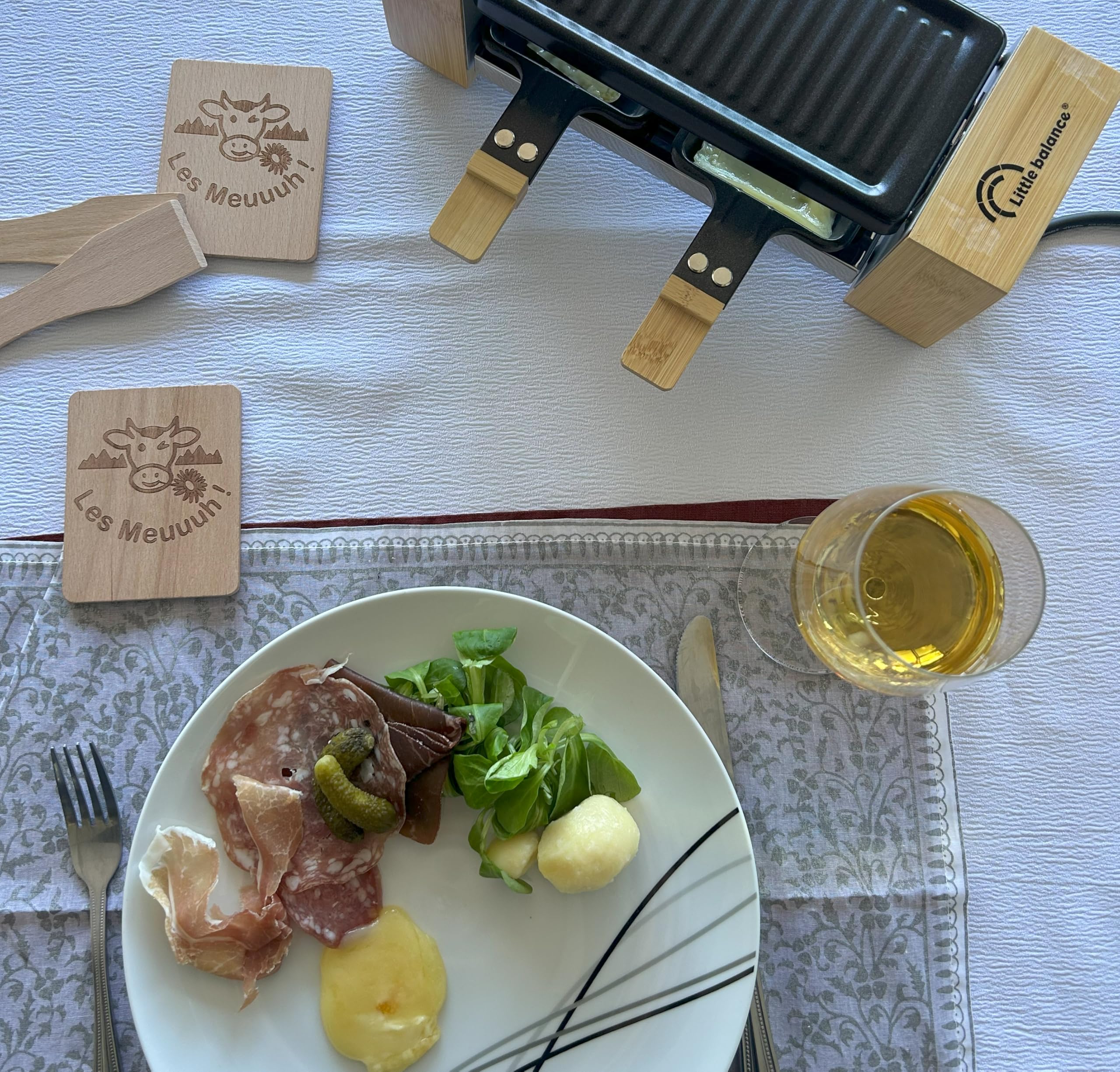 LITTLE BALANCE 8618 Raclette 2 Meuuh...!, skrobak dla 1/2 osób, zdejmowany grill, 2 szpatułki + 2 deski, bez PFAS, nieprzywierająca, 320 W, drewno