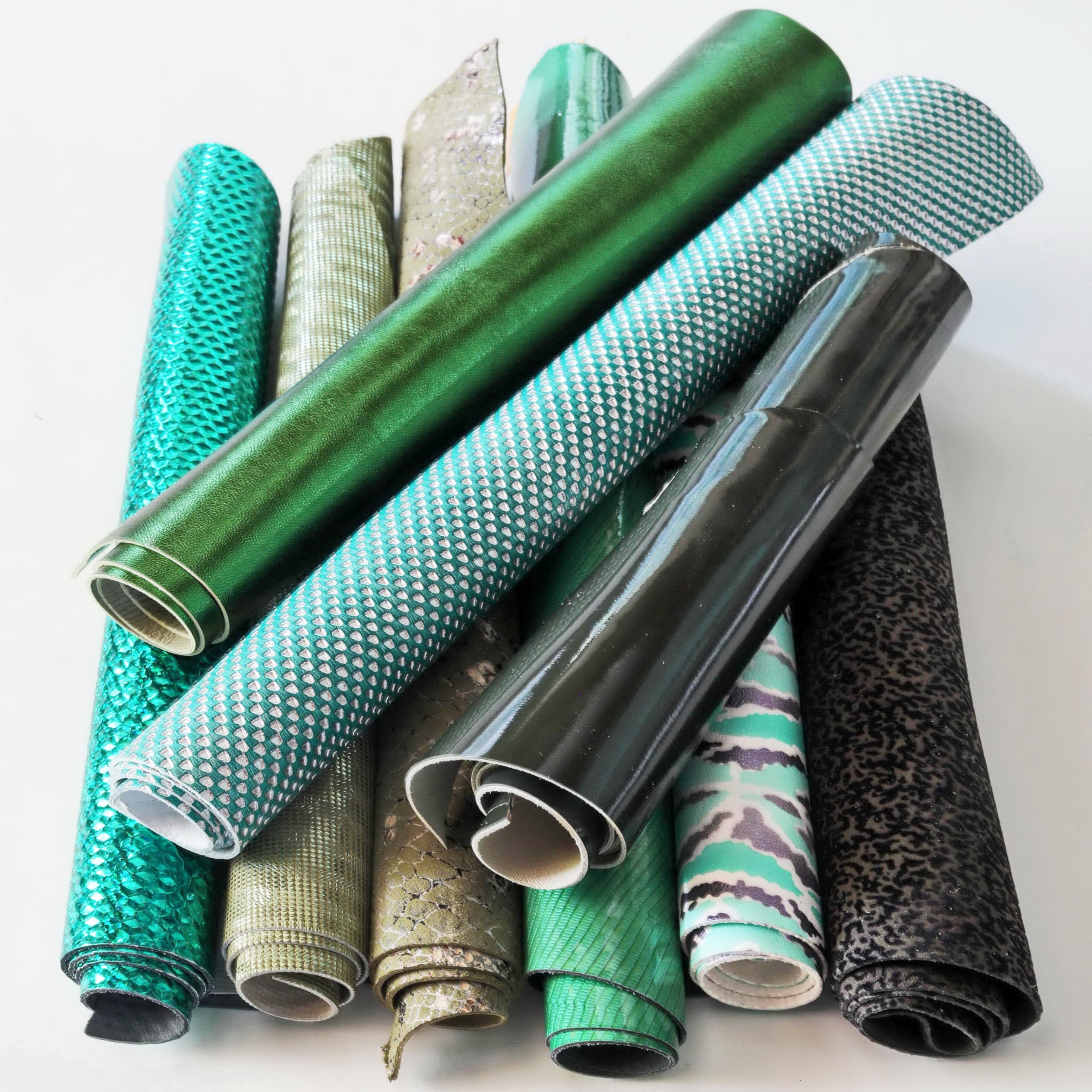 La Garzarara – Chutes de Cuir dans les Tons de Vert – Minimum 25x20 cm, Maximum 40x40 cm – 0,500 kg – Sélection Aléatoire pour Artisanat, Couture et Créations Fait-Main – Unis et à Motifs – B1300-RC