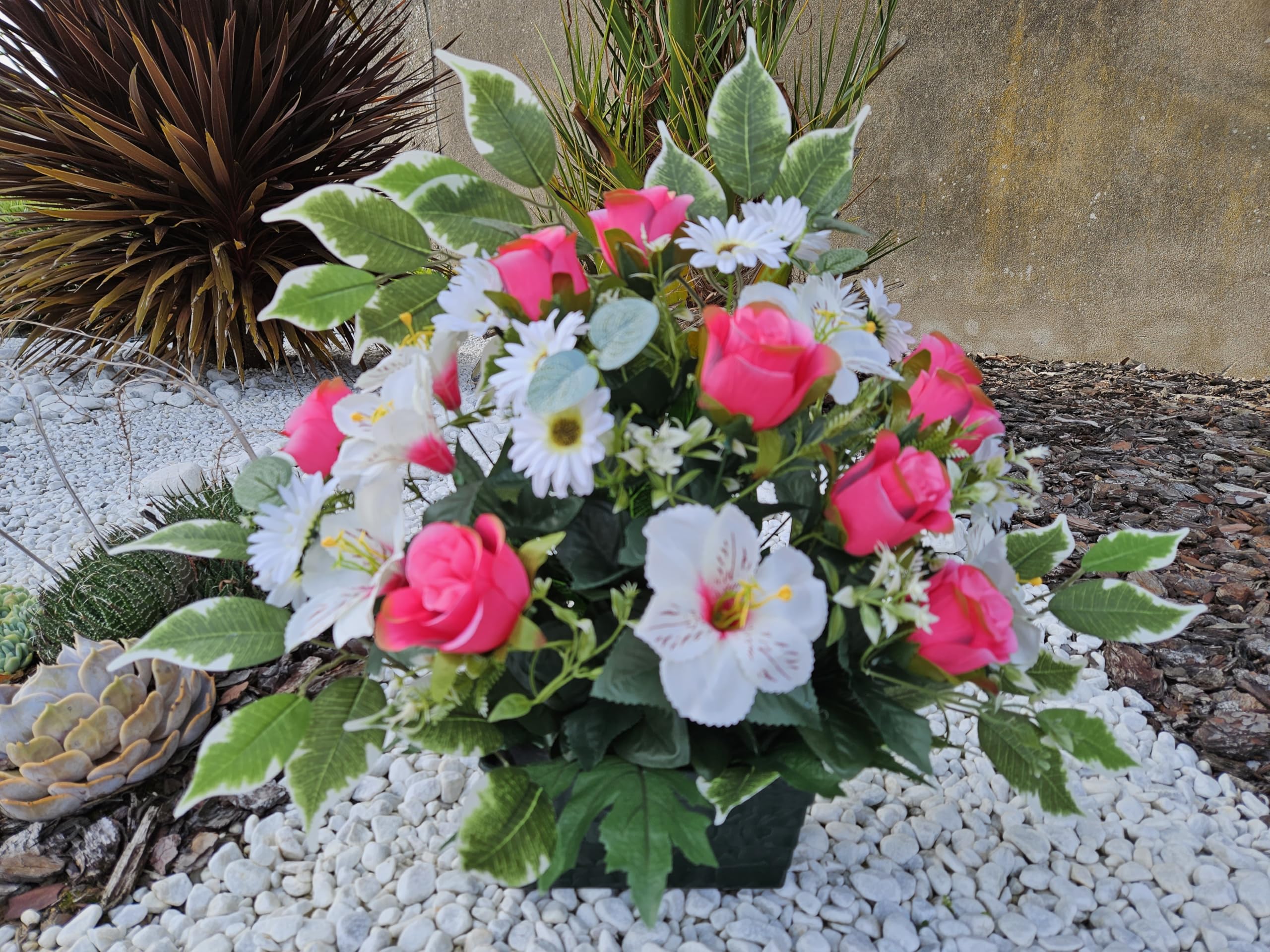 Composition de Fleurs Artificielles, Lesté Ciment pour Une Très Bonne Tenue à L' extérieur. Réalisé par Nos Soins.