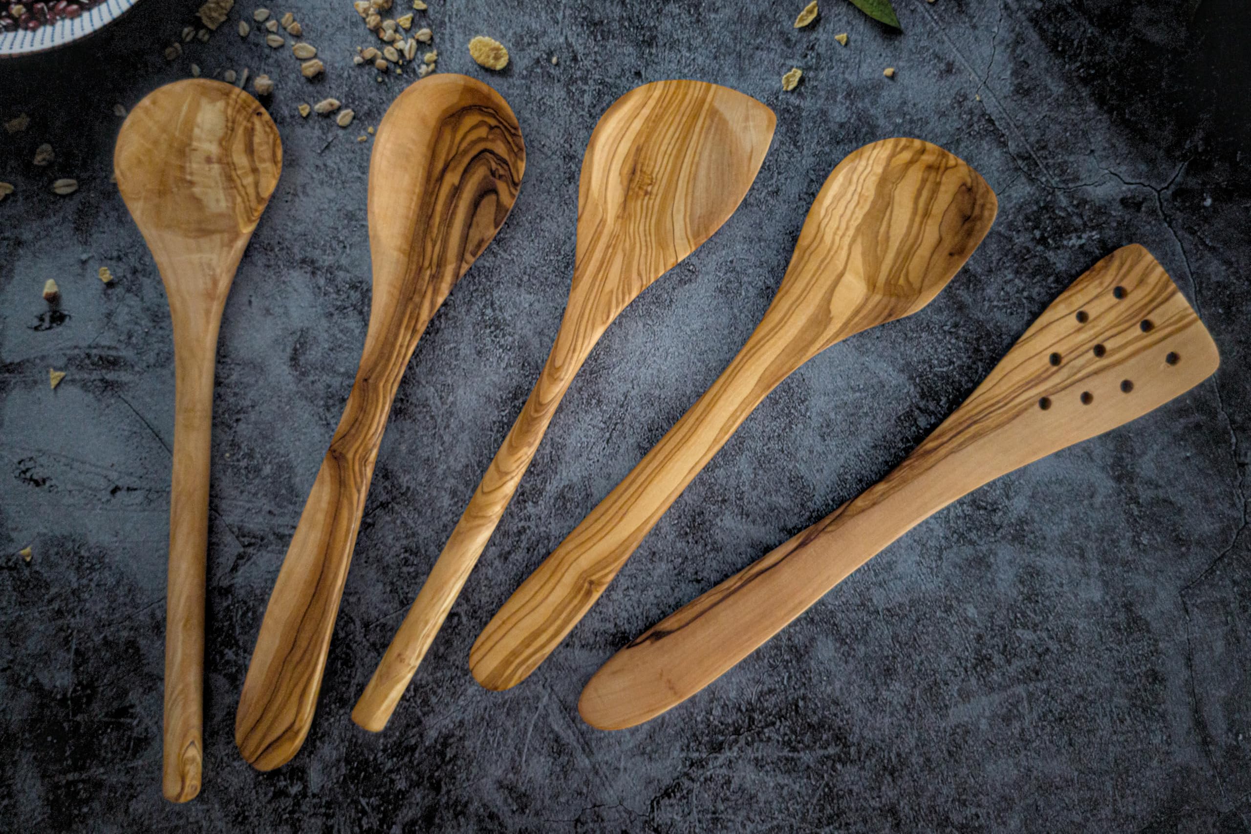 EMNA – Olivenholz Küchenutensilien Set | 5-teiliges Kochlöffel & Küchenhelfer Set Holz | Handgefertigt Unikat | Geschenkbox mit Zertifikat vom Gründer | Geschenkidee Weihnachten Geburtstag Hochzeit