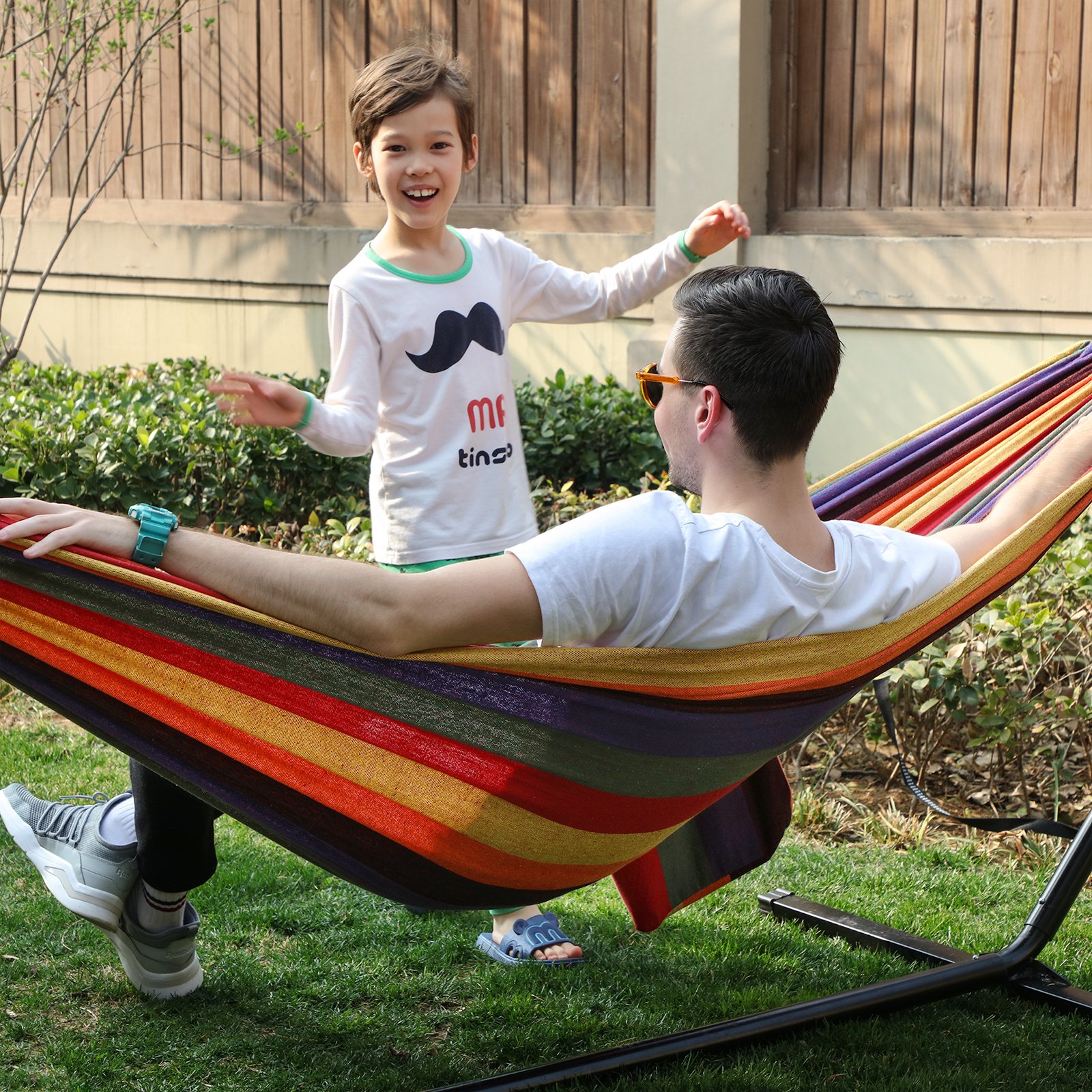 SONGMICS Hamac, 210 x 150 cm, double, charge 300 kg, pour terrasse, balcon, jardin, extérieur, camping, avec sac de transport, sangles et mousquetons, Rayures Rouges et Jaunes GDC210