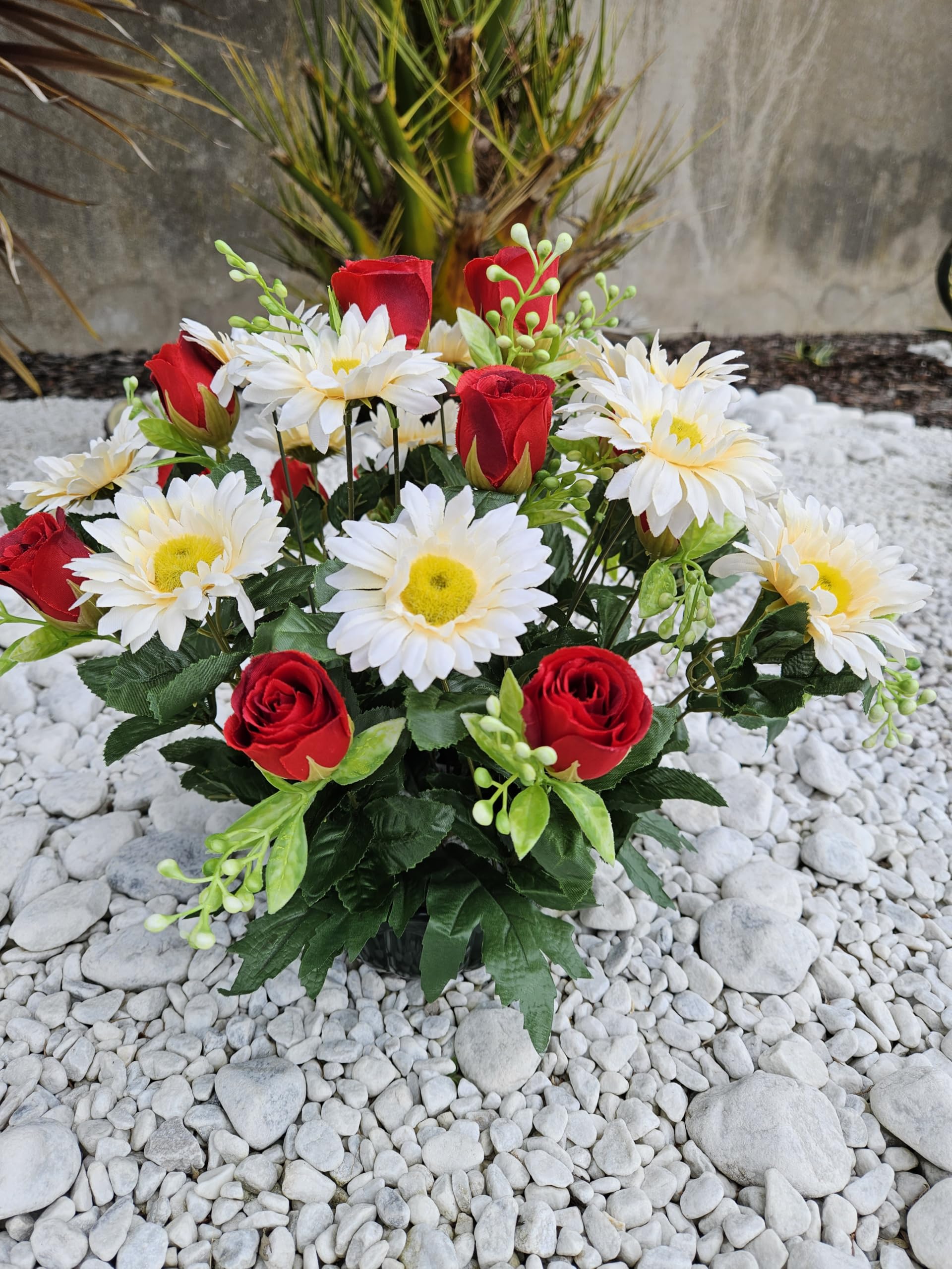 Composition De Fleurs Artificielles Lesté Ciment pour Une Parfaite Tenue à L' Extérieur. Réalisé par Nos Soins, Les Fleurs sont Aussi de Très Bonne Tenue et Qualité.