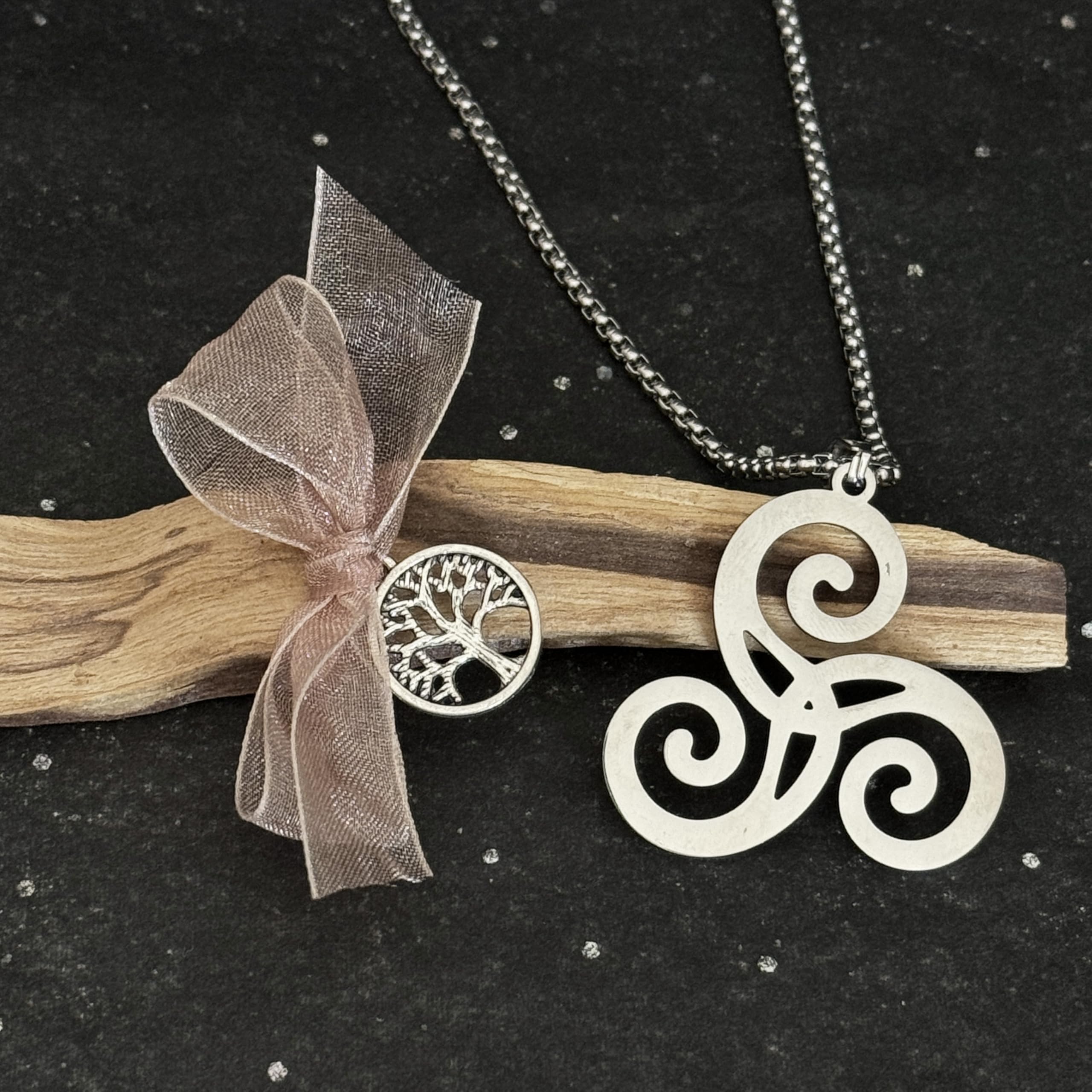 Simboliks Colgante Triskel Celta de Acero Inoxidable y Palo Santo – Amuleto de Protección Druida – Collar Vikingo de la Trinidad – Trisquel y Triqueta – Joyería Celta – Regalo Hombre – Pulsera Extra