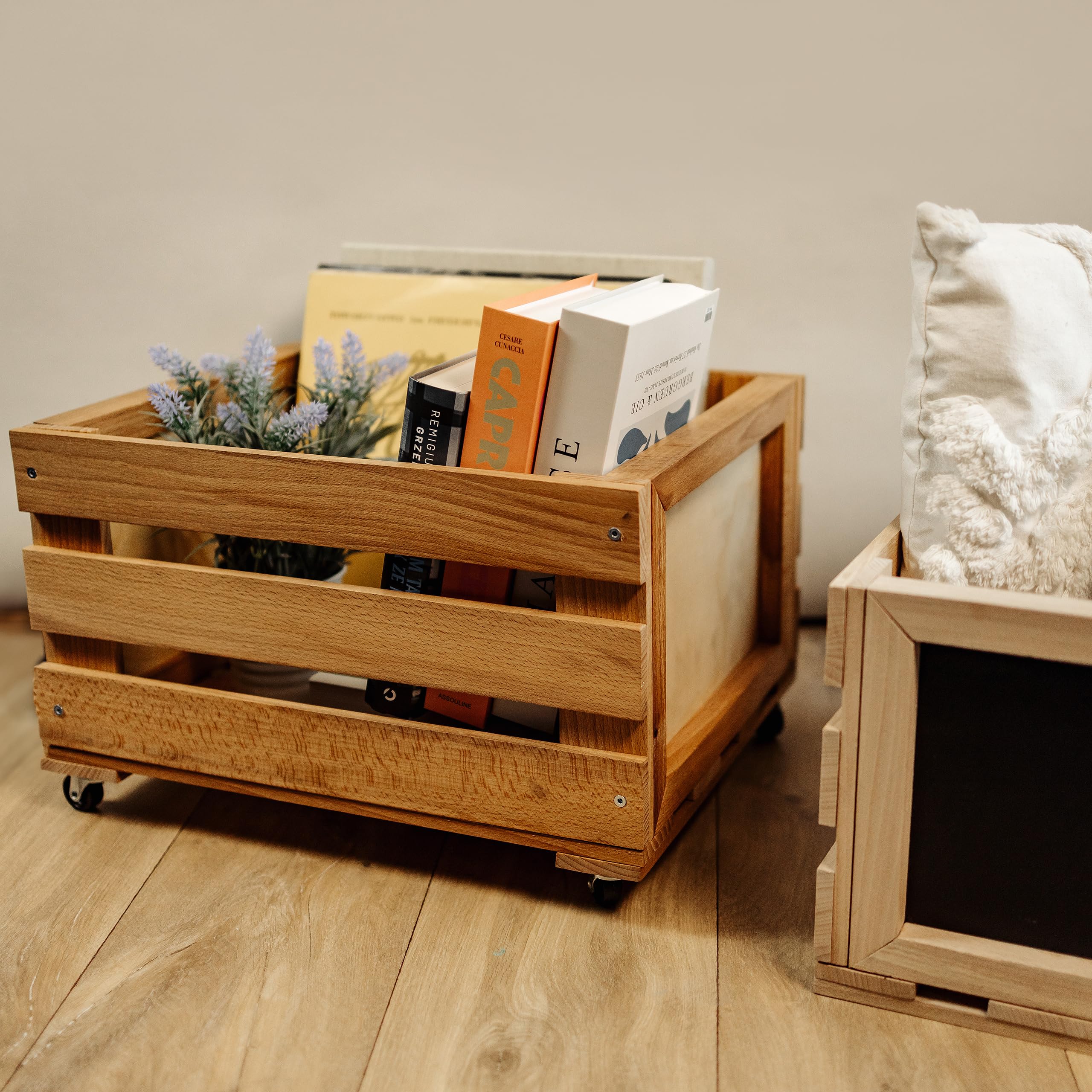 Creative DECO Caja de Madera para Discos de Vinilo con Pizarra | 80 discos | 46x36x29 cm (+/- 1 cm) | Mueble Soporte Cajón con Ruedas Porta Vinilos | Madera de Haya | Cesta para Fruta, Vino, Juguetes