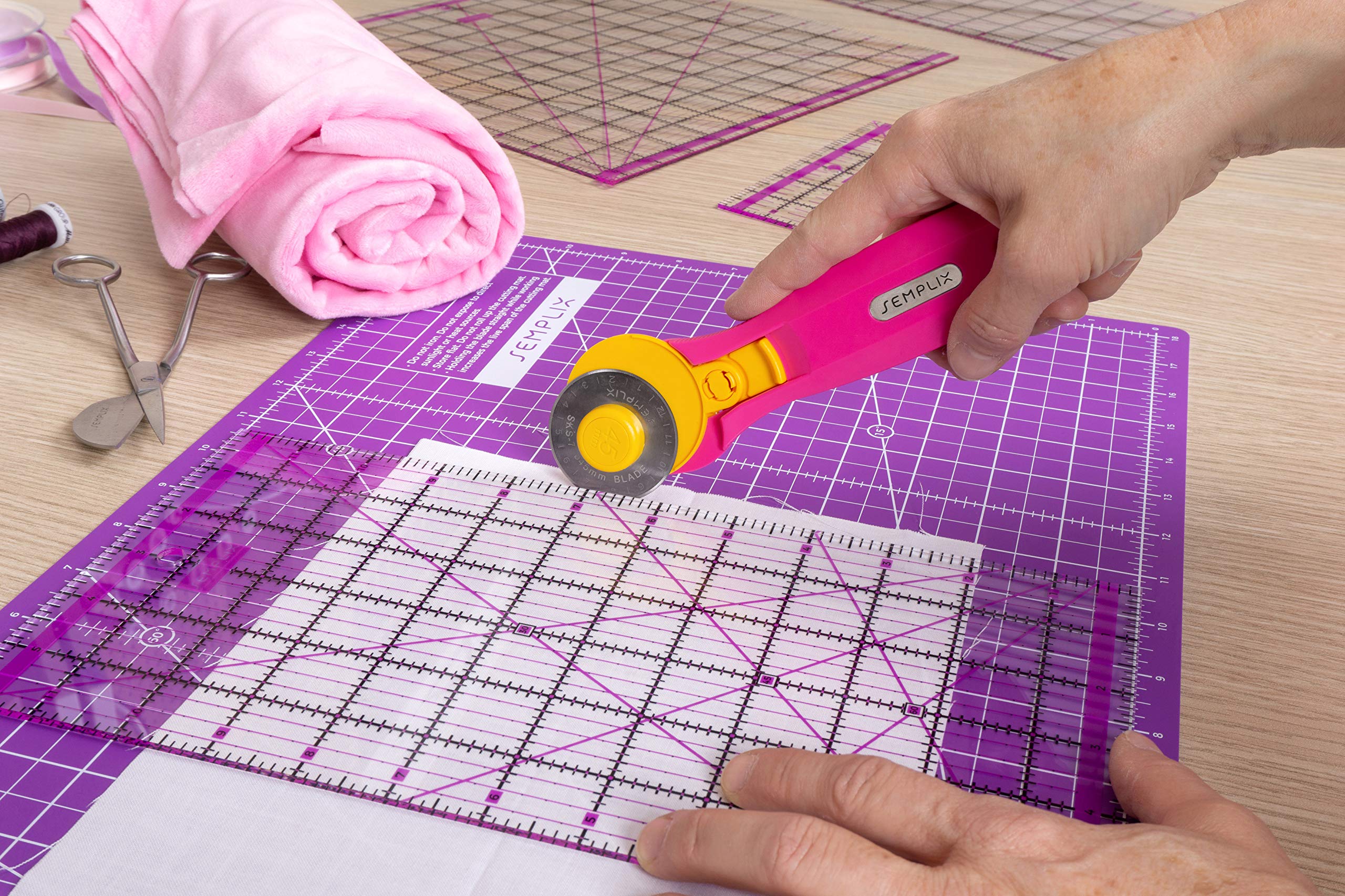 SEMPLIX Patchwork Starter Set mit Schneideunterlage (A3), Rollschneider Maxi, Lineal + Nähnadeln, Stecknadeln & Trickmarker (pink/lila)