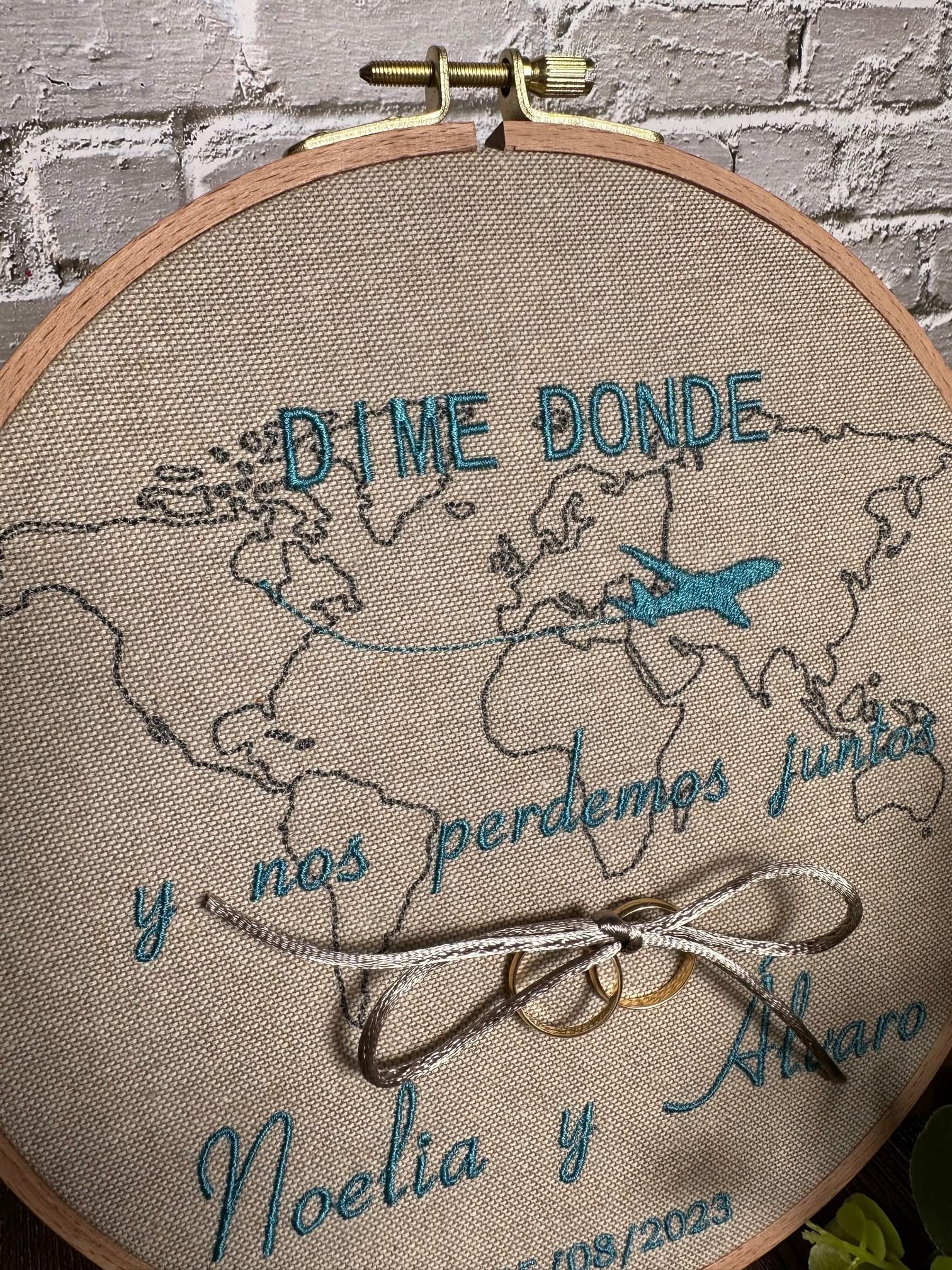 Bastidor porta alianzas de 22 cm., bordado personalizado con nombres y fecha. Con cordel para anudar los anillos. VPM Original. Fabricación española.