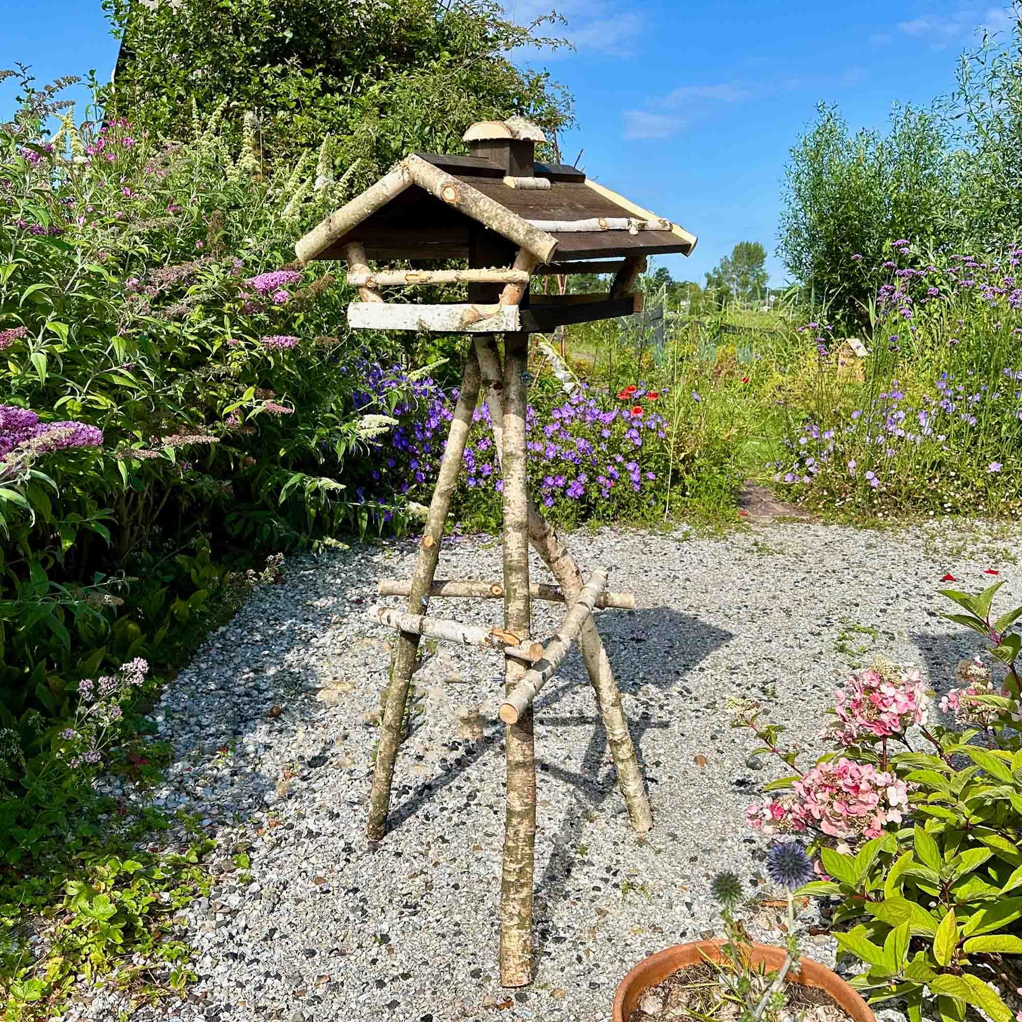GARTENETAGE Vogelhaus Birke mit Holzdach/Vogelhaus mit Ständer wetterfest und stabil/Vogelfutterhaus mit Ständer/Robustes Vogelhäuschen für Ihren Garten