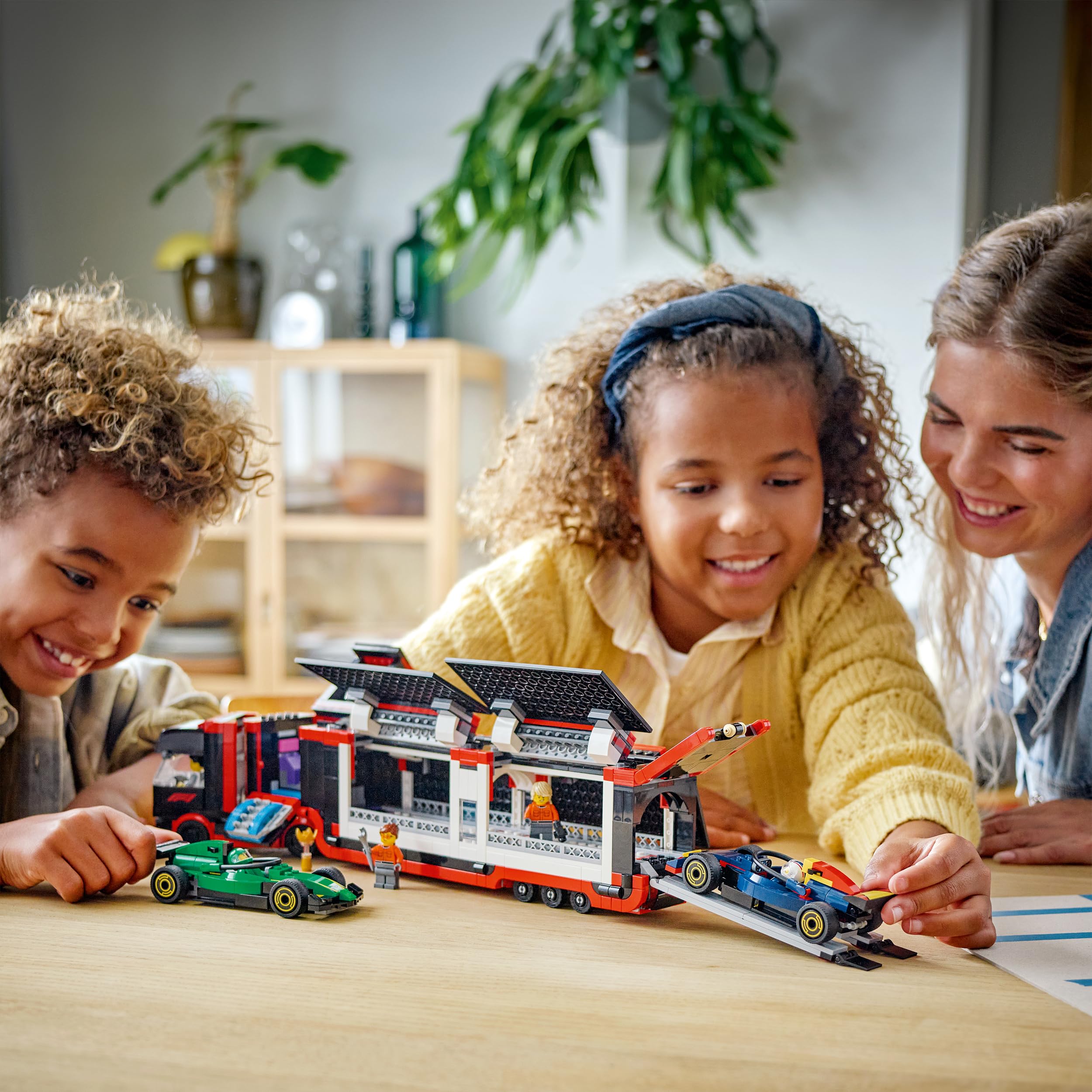 LEGO City F1 Ciężarówka z bolidami RB20 i AMR24 F1 60445 | Zabawkowa ciężarówka, zestaw klocków dla dzieci 8+, prezent dla fana F1, dla chłopca i dziewczynki, 1086 elementów