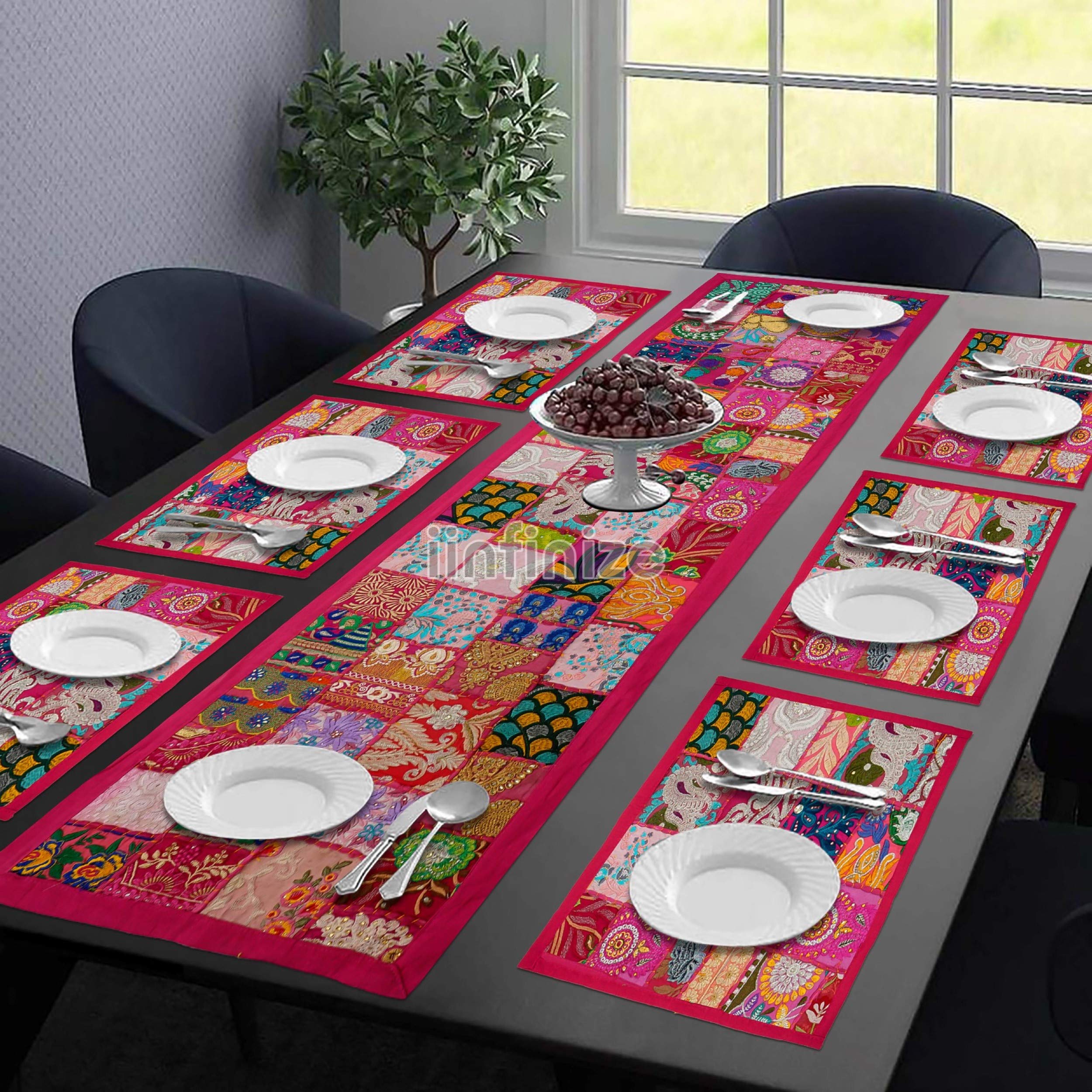 Nappe patchwork ethnique fait main en coton pour égayer une table en bois terne