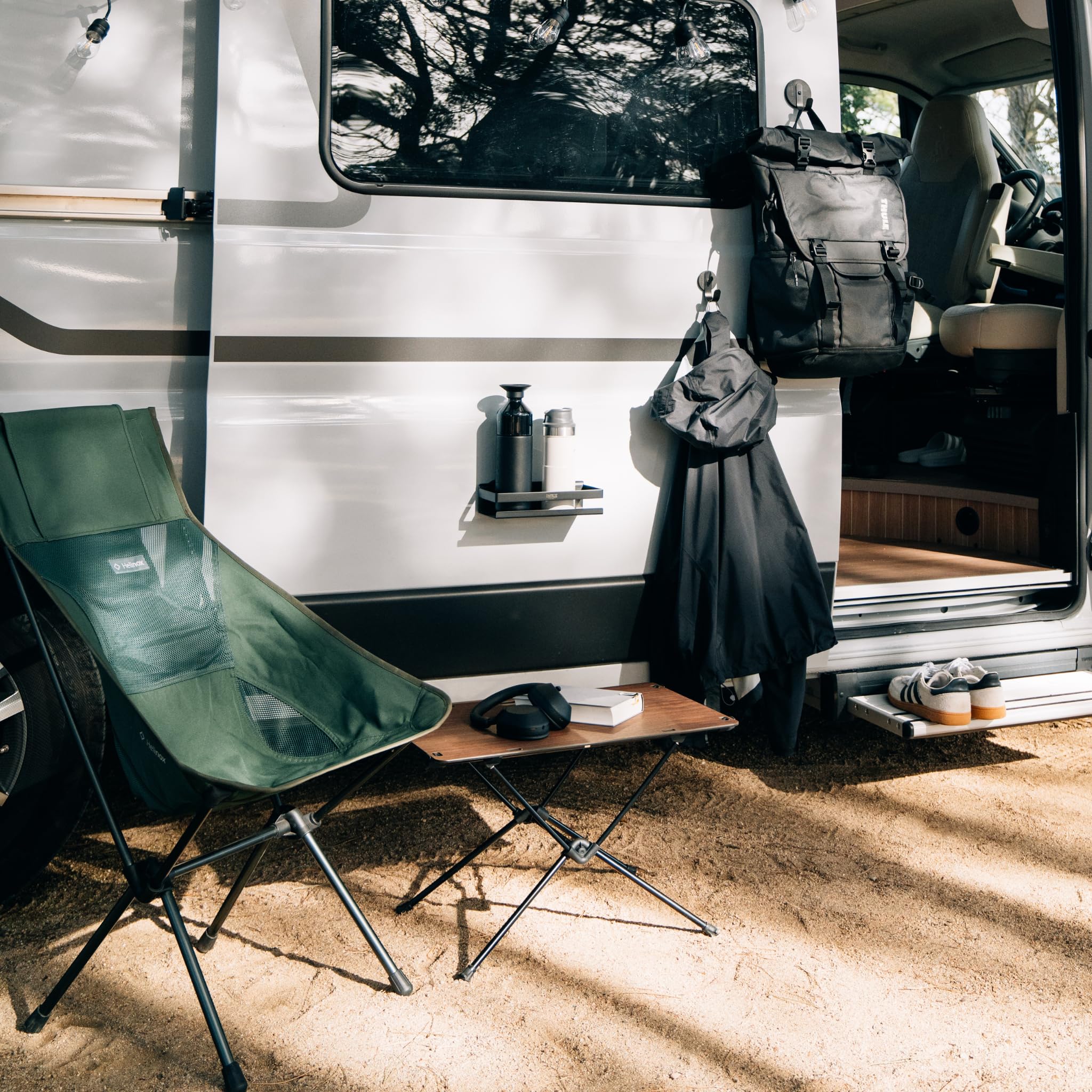 Campnetic magnetisches Regal-Körbchen 23 x 10cm Schwarz für Camping | Einfaches Anbringen ohne Bohren, Magnetische Gewürzregal, Vanlife & Wohnmobil, Komplettes Set inkl. Beutel