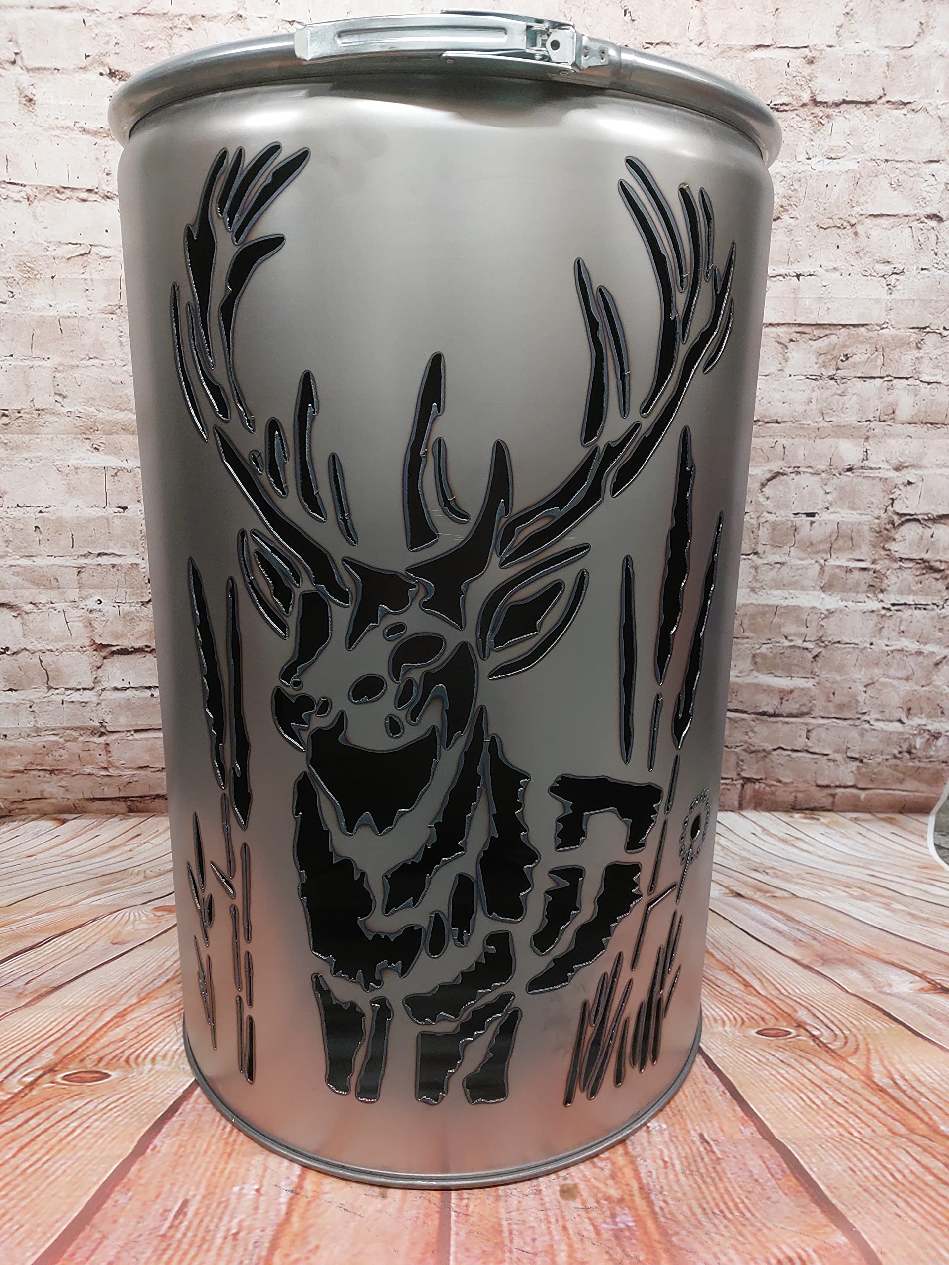 Feuertonne mit - Hirsch im Gras - Motiv - Gefertigt aus neuem Ölfass - Besondere Feuerstelle für Garten und Terrasse - Hohe Feuerschale mit Rostoptik - 90 x 60 cm