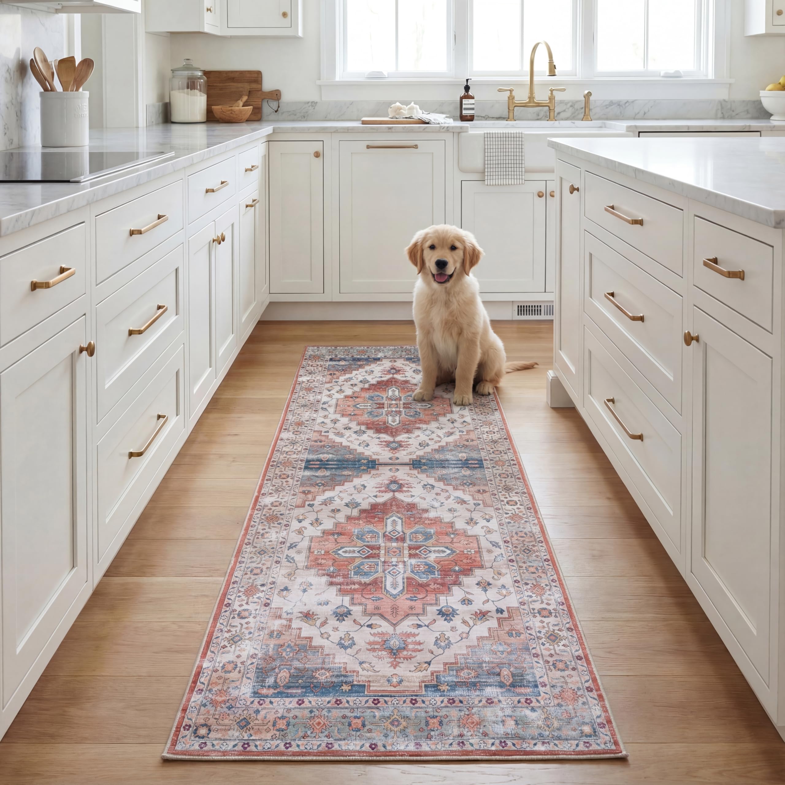 Safavieh Traditional Rug Ideal for High Traffic Areas - Machine Washable and Non Slip - Tucson Collection, Short Pile, in Blue and Beige, 90 X 150 cm