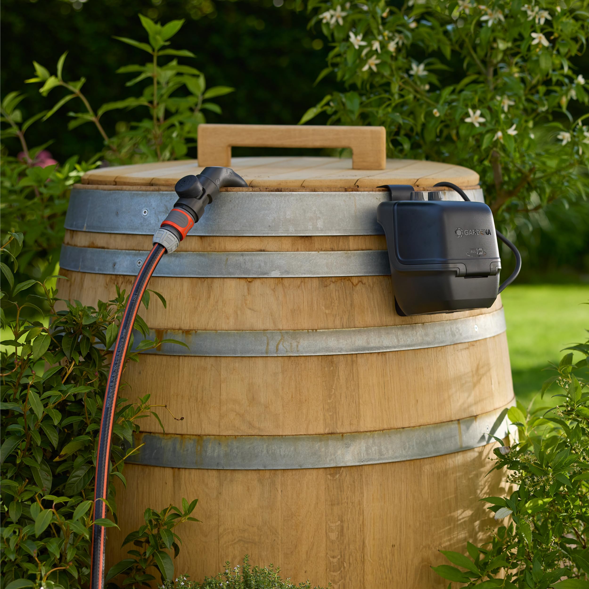 Gardena Pompa Per Cisterna A Batteria 2600 Comfort 18V P4A Solo: Programmazione dell'irrigazione, Funzione timer, Si adatta al serbatoio dell'acqua, Pressione costante, Senza fili (14604-55)