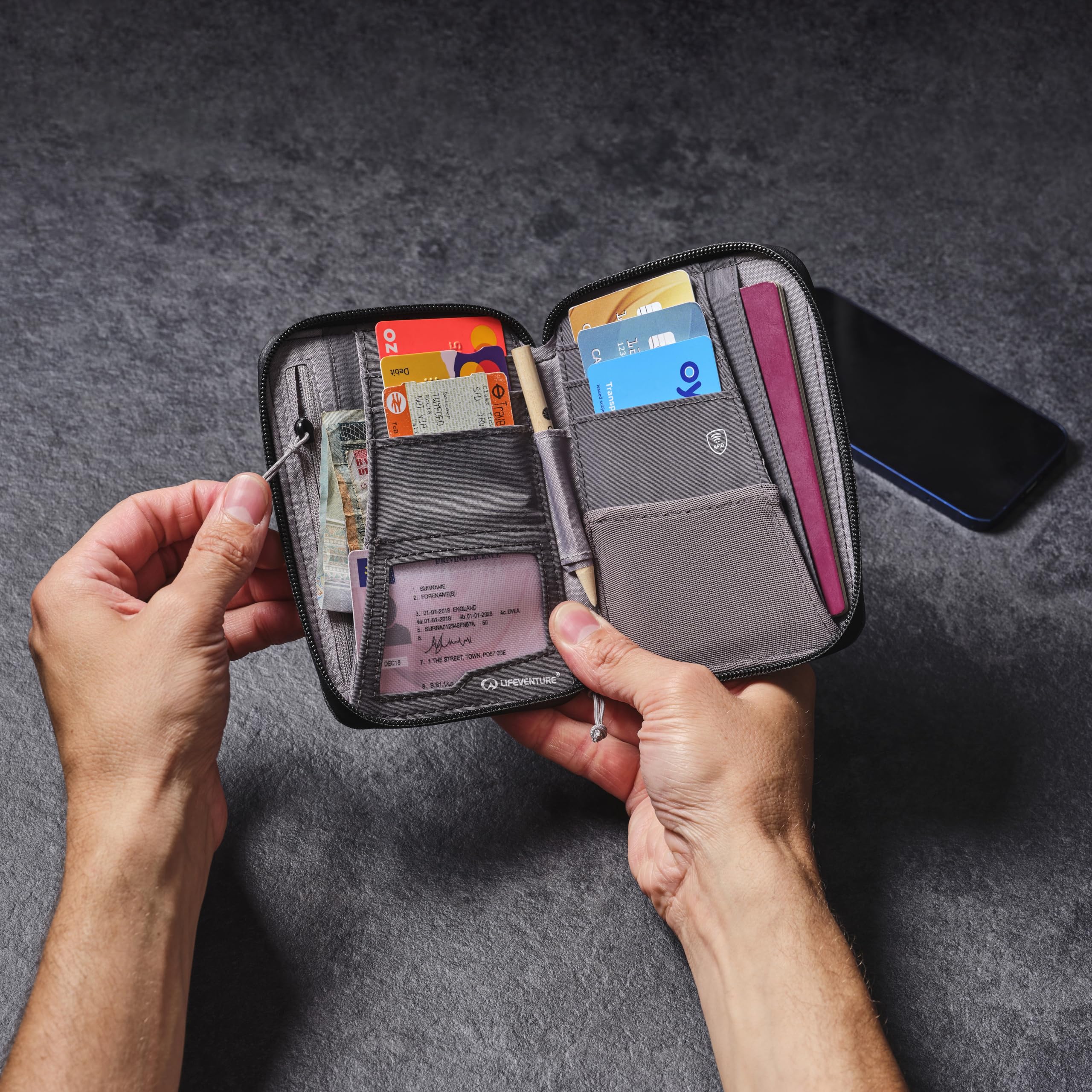 Lifeventure Mini portfel podróżny z ochroną RFID – składany portfel z zamkiem błyskawicznym i etui na paszport do podróży, przyjazny dla środowiska, materiał nadający się do recyklingu (szary)