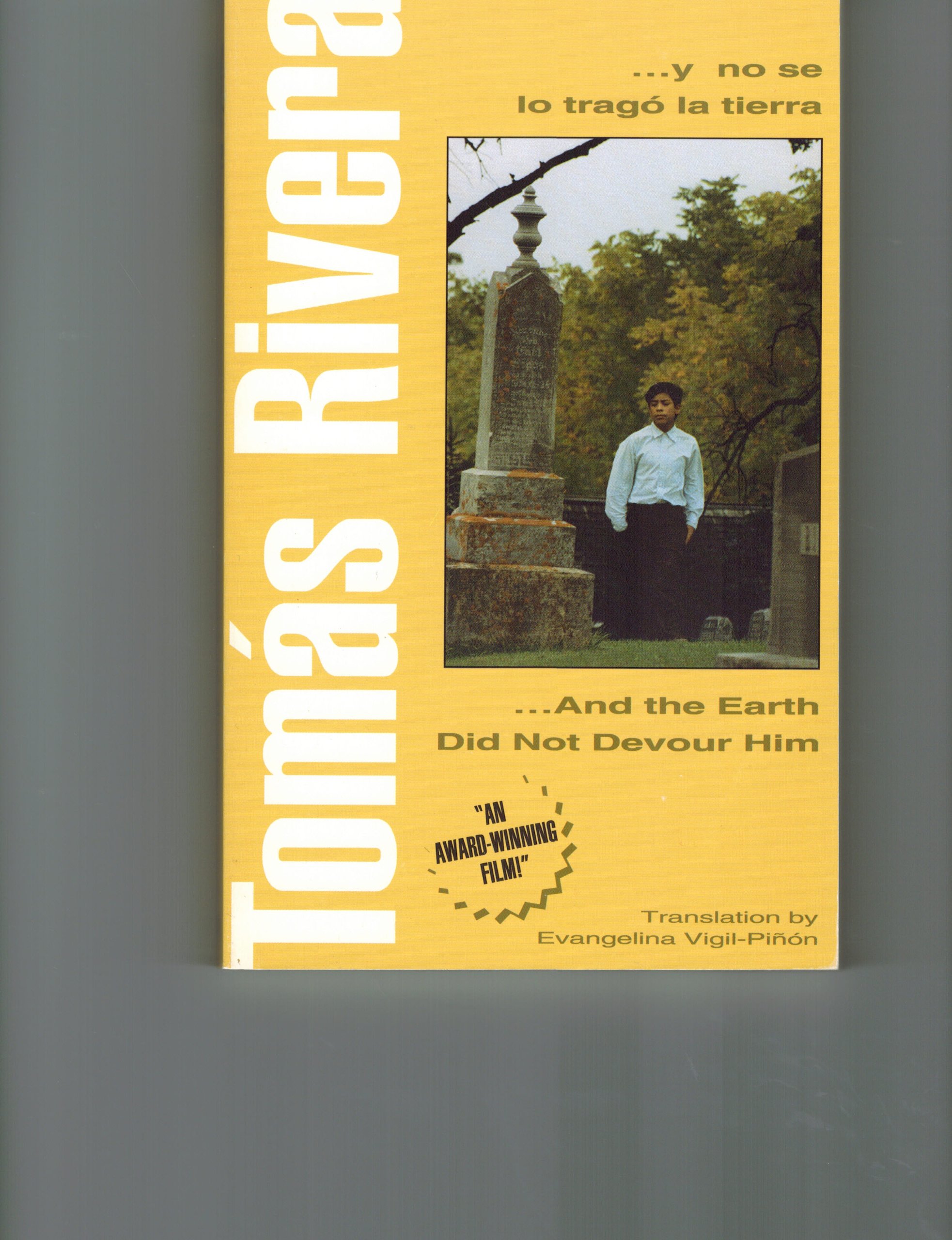 ...y no se lo tragó la tierra / ...And the Earth Did Not Devour Him (English and Spanish Edition)