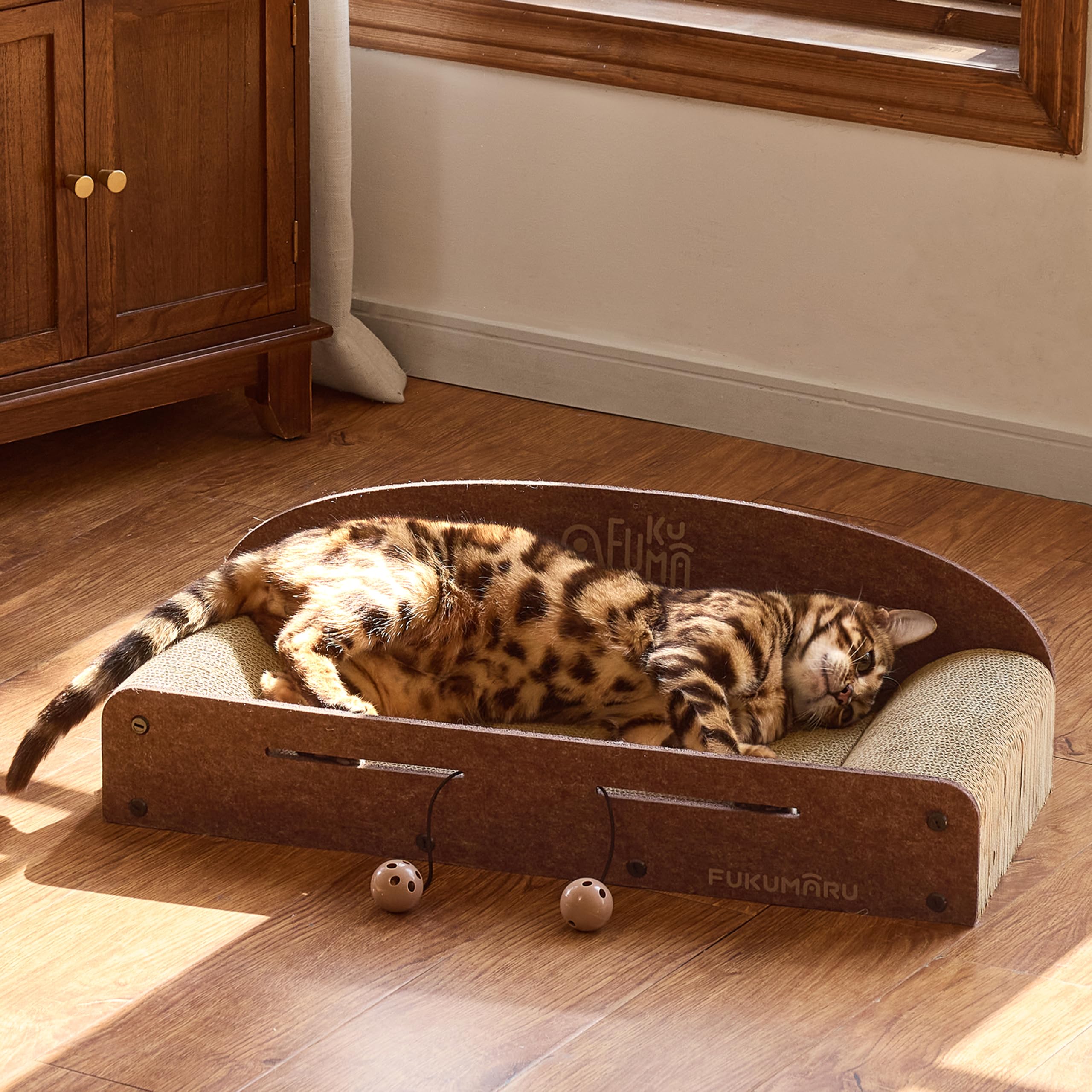FUKUMARU Grattoir pour Chat de 66 cm en Carton Durable, Grande Chaise Longue, Meubles pour Chat, 2 Griffoirs Réversibles pour Chats d'Intérieur, Lit Recyclable en Carton avec Balle Cloche