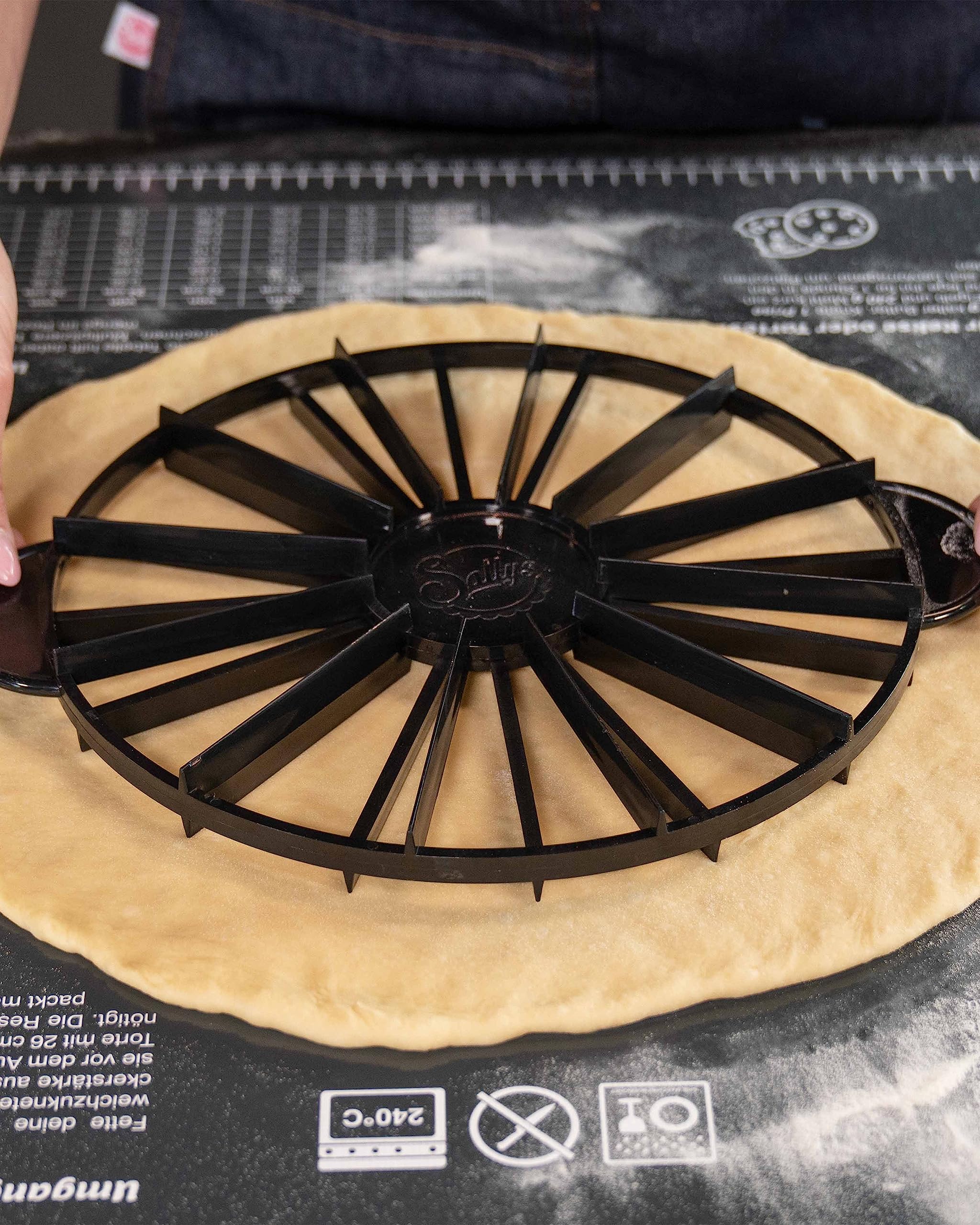 Sallys Torteneinteiler - 12/16 Stücke - ⌀ 27 cm - schwarz, beidseitig wendbar und aus hochwertigem Kunststoff, Tortenbodenschneider, Kuchengitter, Backutensilien