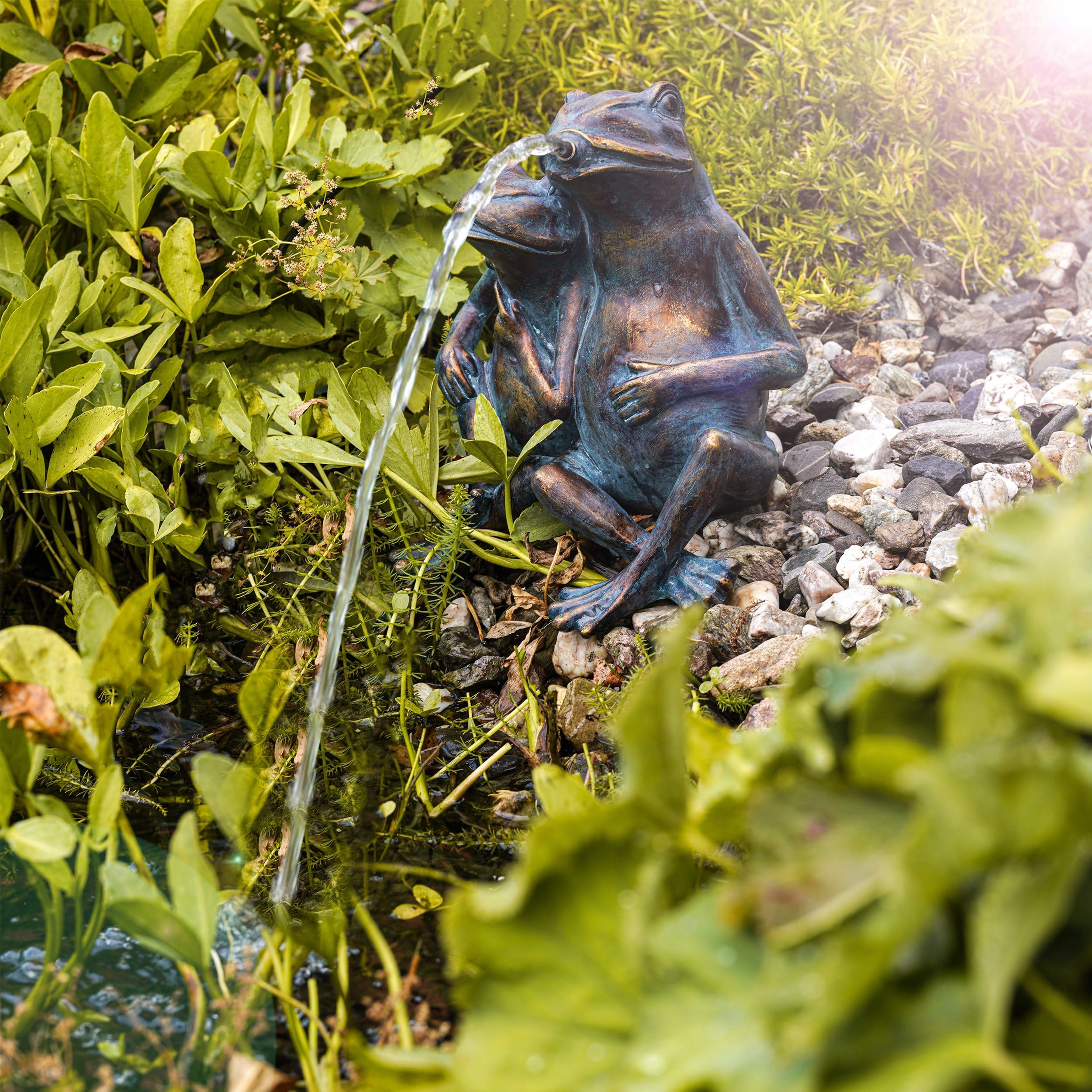 esotec Wasserspeier Froschpaar, Brunnenfigur für Teich & Garten aus Polyresin, Gartenfigur mit 1,4m Schlauch, Teichfigur für Wasserspiel, 20x15x22cm 100737