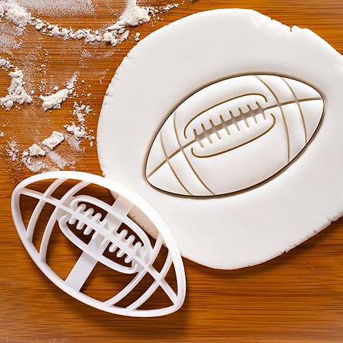 Miniatura 5 de Juego de 2 cortadores de galletas de fútbol americano (diseños casco y fútbol), 2 piezas - Bakerlogy