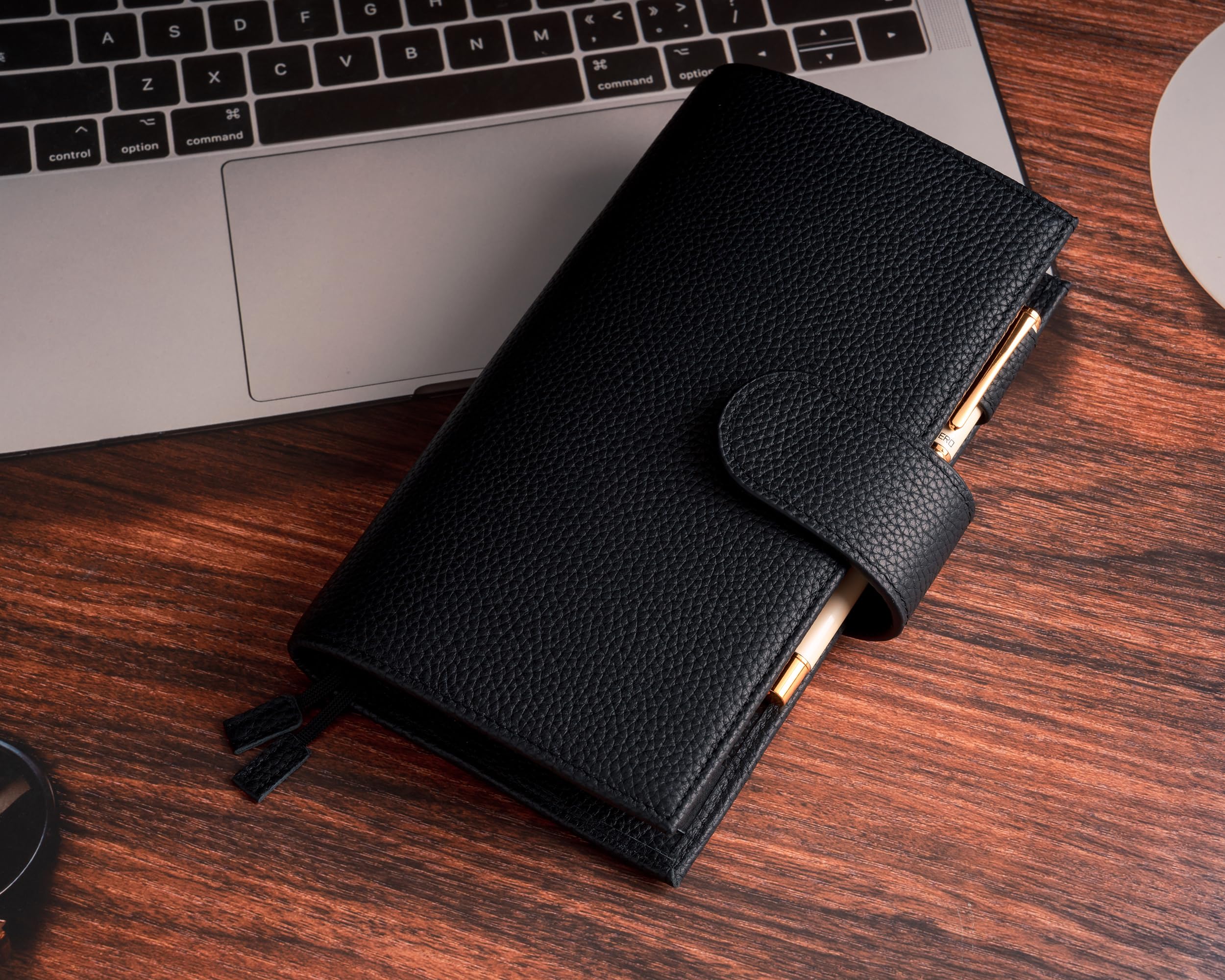 Hobonichi Weeks/Weeks Mega - Custodia in pelle con passante per penna, scomparti per carte, tasca posteriore e segnalibri, colore: nero