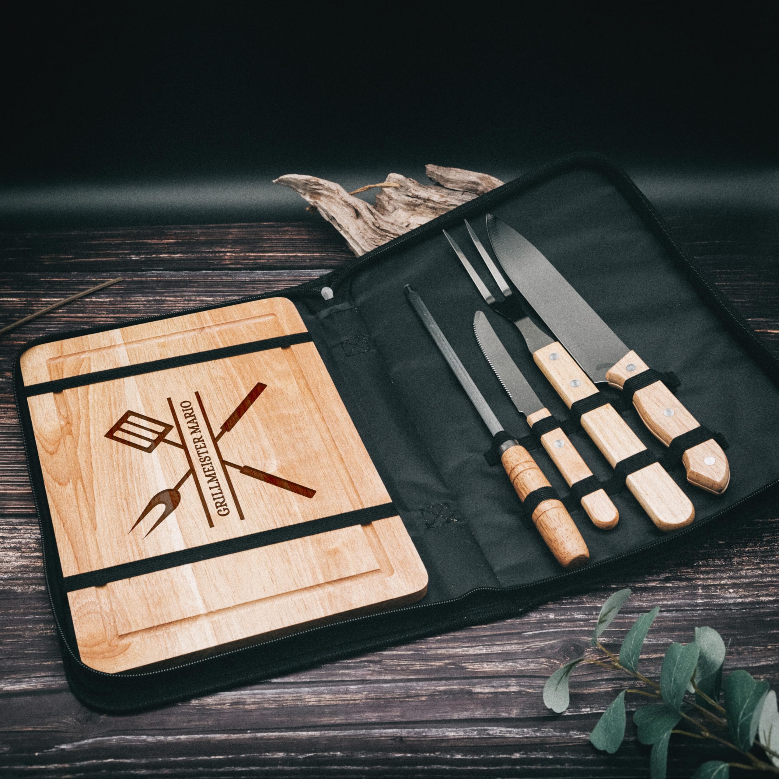 Grillset mit Messer im Messerset, Grillen Geschenk, Grill Accessories, Grillbrett, Geschenke für Männer, Schneidebrett als Geschenk zu Vatertag und BBQ Season (Grillmeister mit Name)