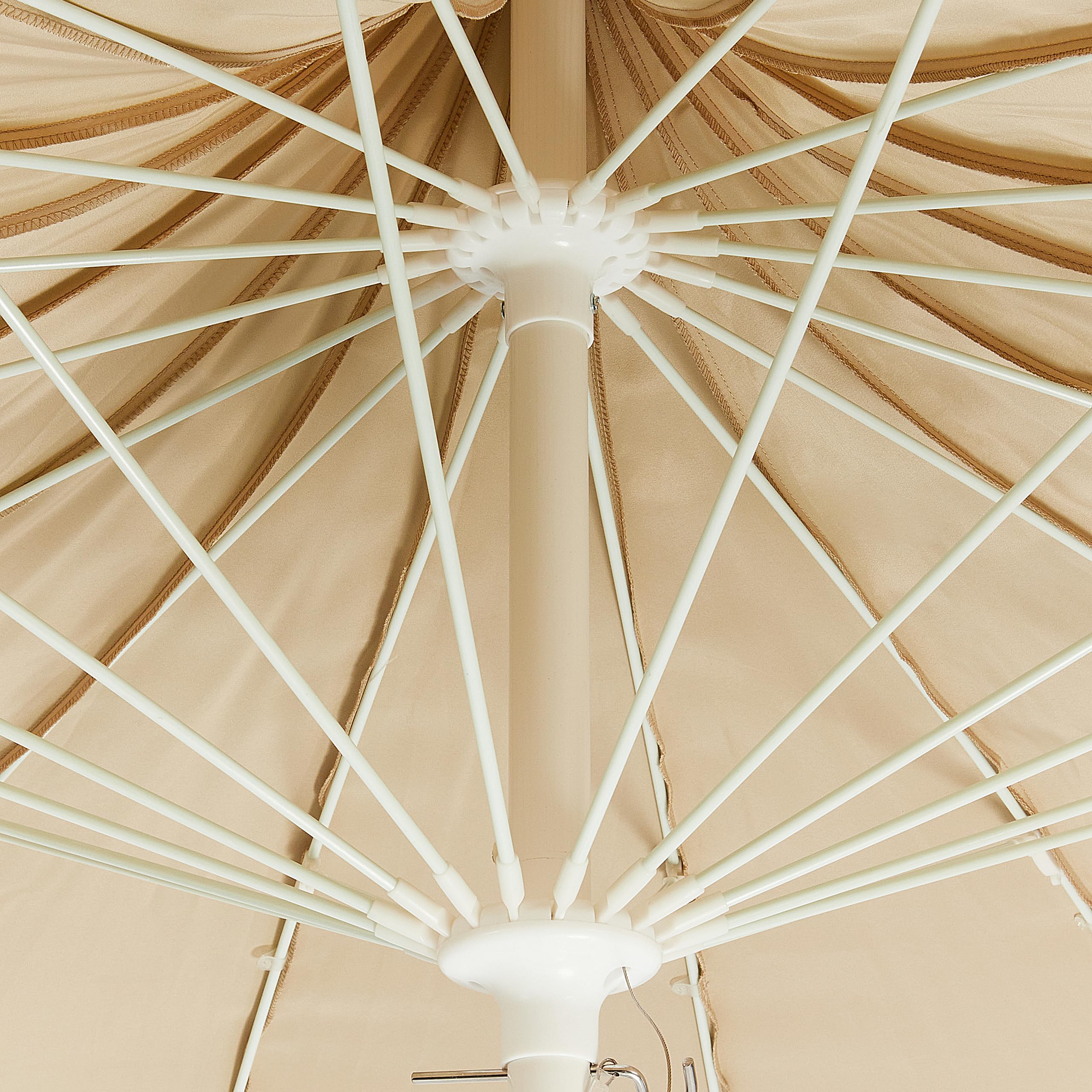 Beliani Elegante ombrellone da giardino ⌀ 245 cm palo in alluminio bianco tessuto poliestere beige