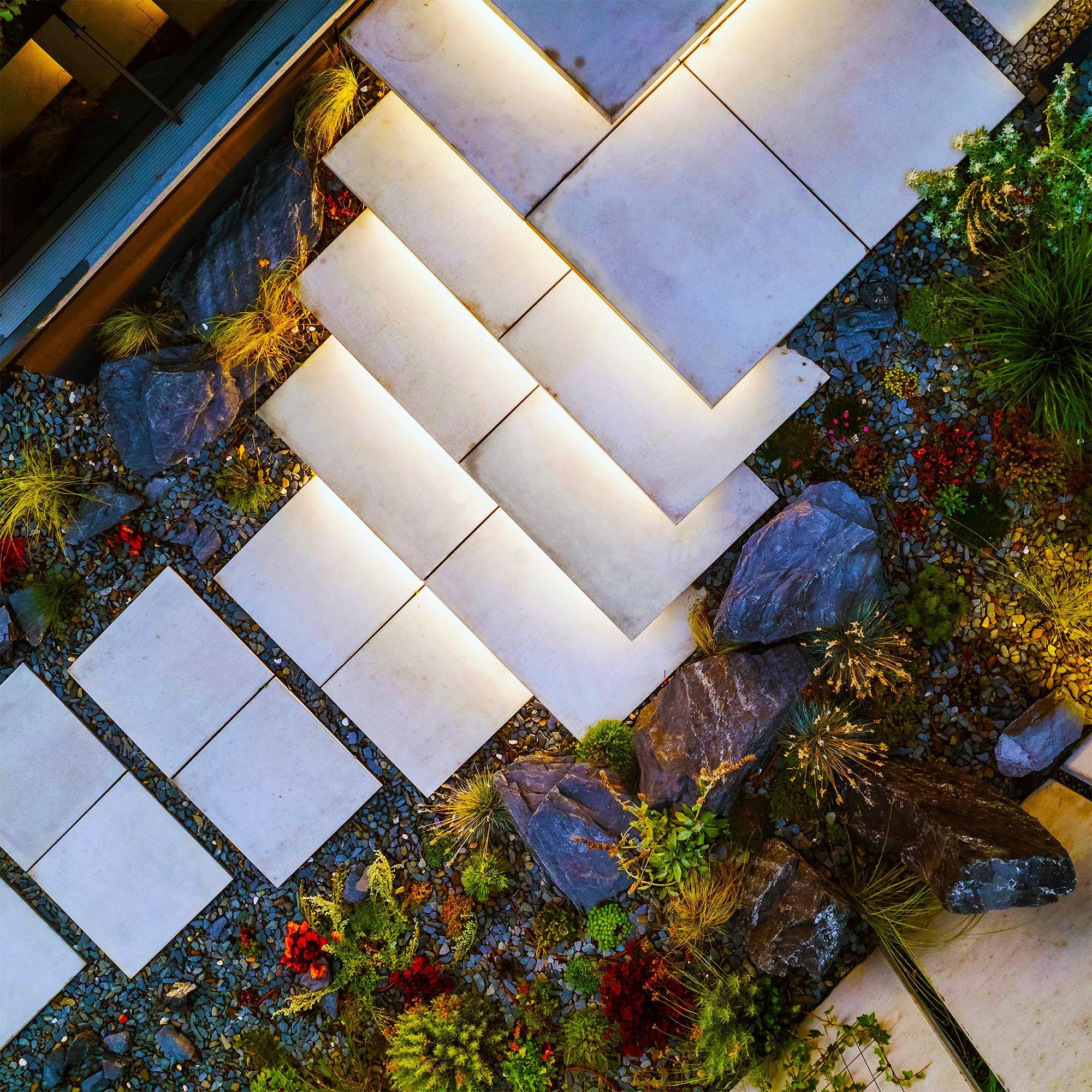 LightsOn Strip 2.5m Lichtstreifen Plug & Play LED Gartenbeleuchtung: 12V-System, Flexibles & Dimmbares Warmweißes Licht, Einfach zu montieren & Ausbauen, für Altane, Treppen & Kanten