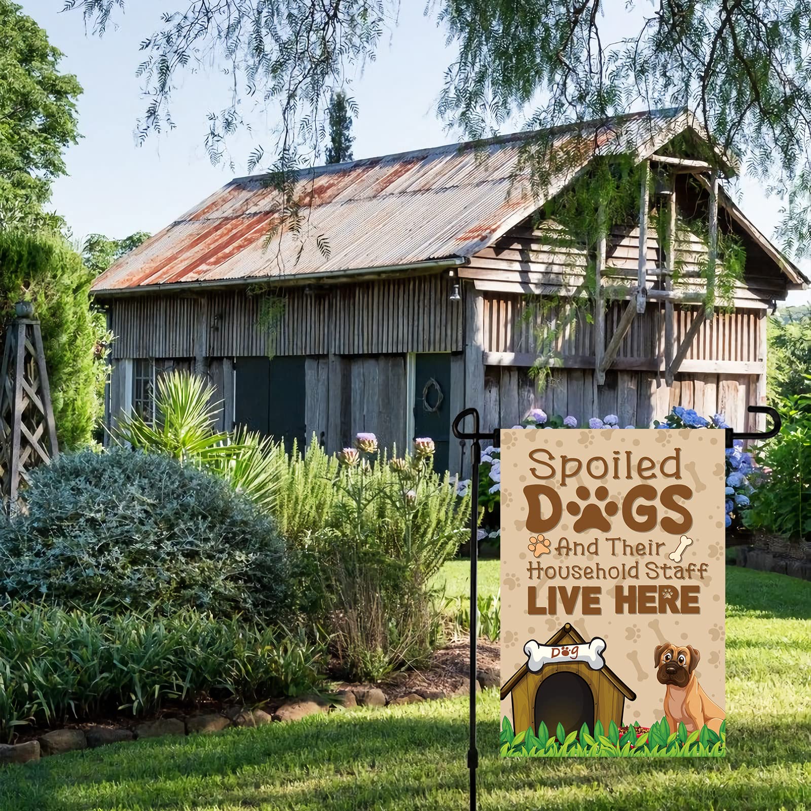 Gartenflagge 'Spoiled Dogs' – Doppelseitig Bedruckt, 30,5 X 45,7 Cm | Lustige Hunde-Flagge Für Garten, Vorgarten & Terrasse