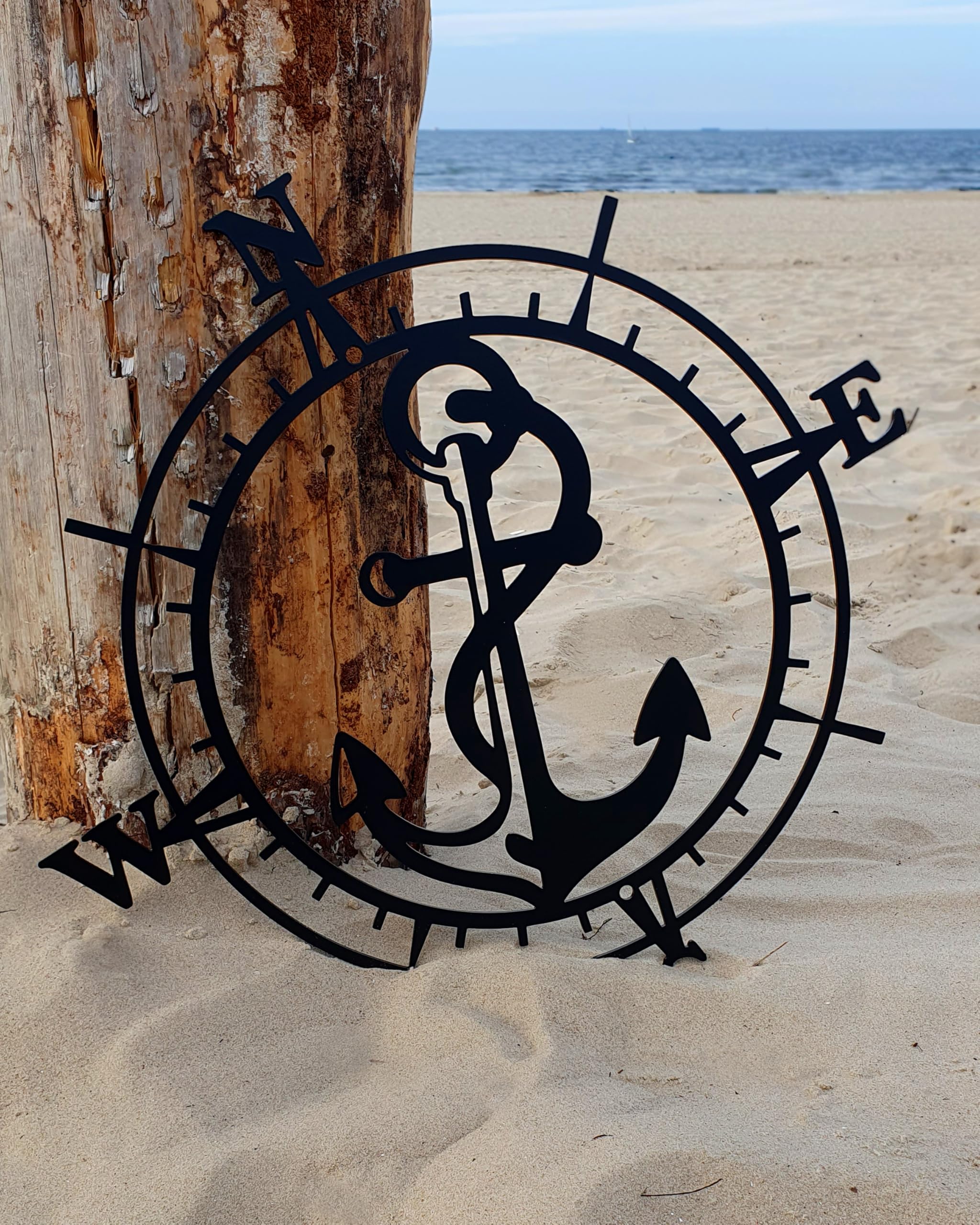 Decorizzly® Kompass aus Metall schwarz Windrose Kompassrose im nautischen Stil, 50cm modern 3D-Wanddekoration, Segeln Marine Wanderlust, Geometrische Wanddeko (Kompass ANCHOR)