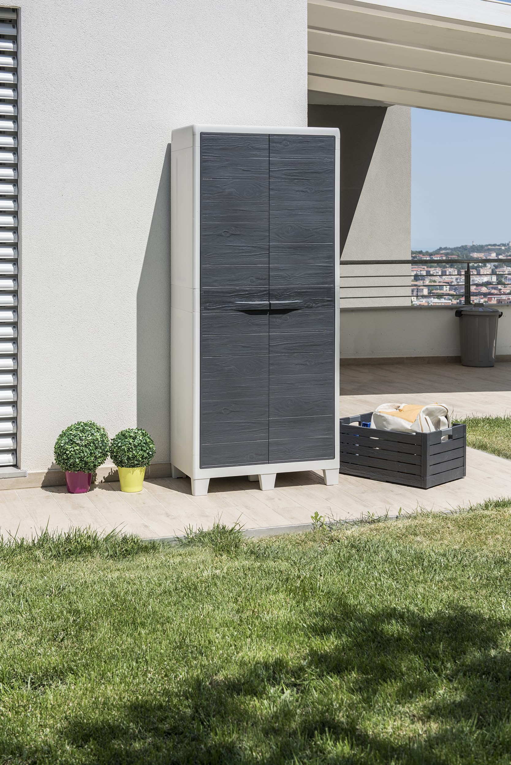 Toomax Armadio Portascope Woody's XL 78x46x182h cm in plastica resistente effetto legno grigio chiaro/antracite, 4 ripiani regolabili, piedini e predisposizione per lucchetto, per ripostigli e garage