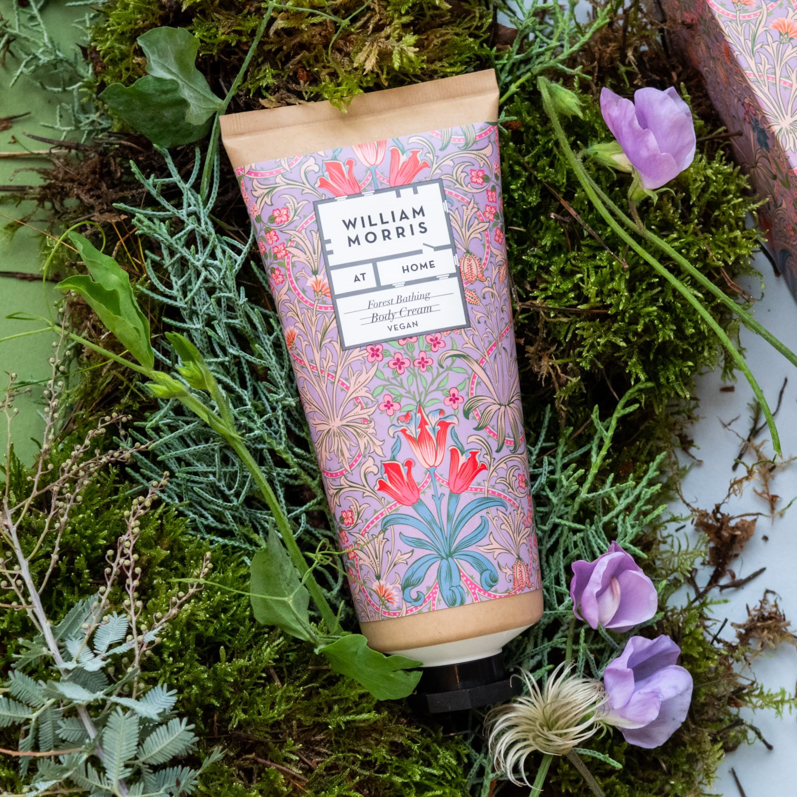 William Morris At Home Forest Bathing Moisturizing Body Cream | Hinterlässt ein weiches Hautgefühl | angereichert mit ätherischen Ölen | tierversuchsfrei und vegan | 200 g