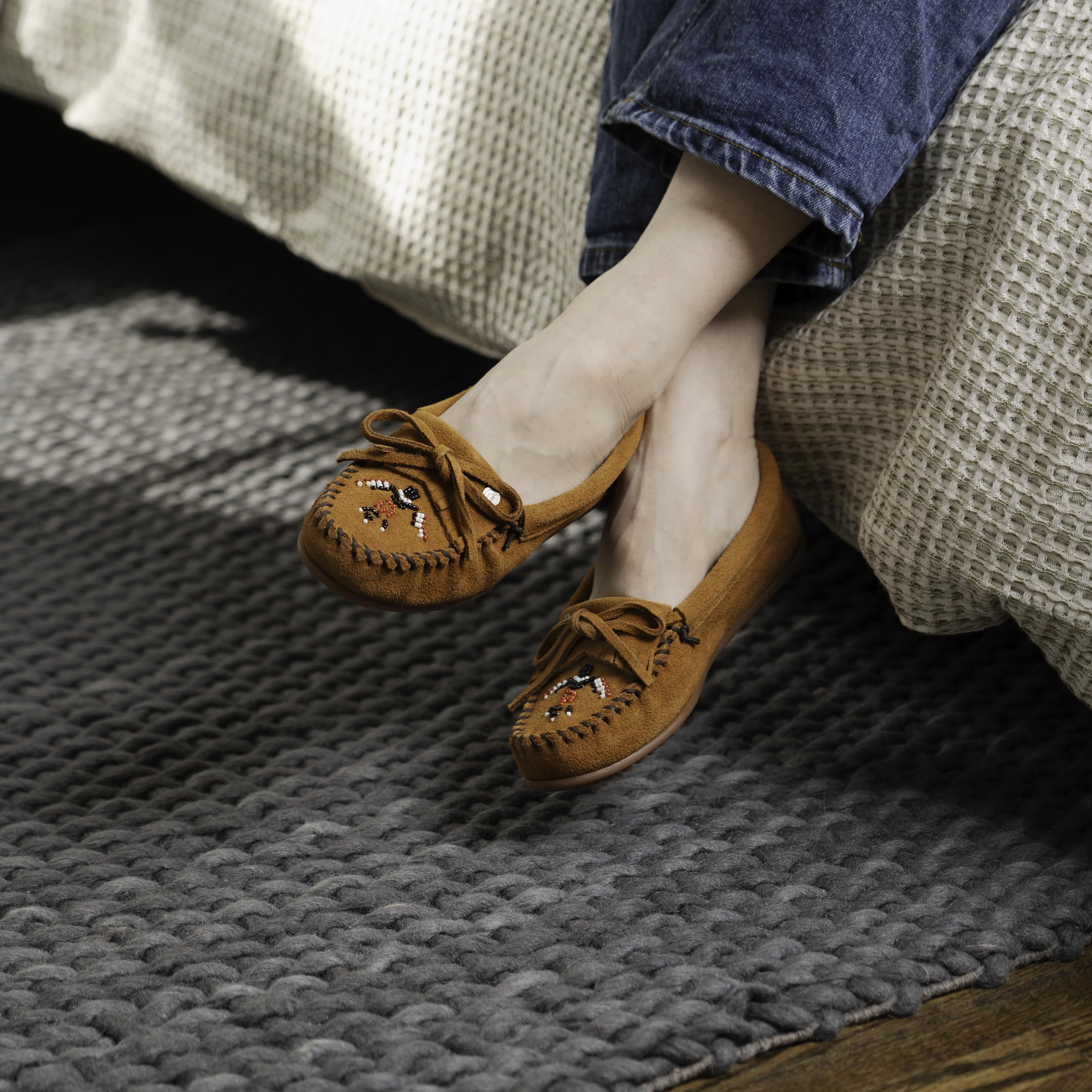 Minnetonka Thunderbird "Animikii" Hardsole - Mocassini da donna con una classica silhouette di mocassino in pelle, plantare imbottito e design a mocassino con perline