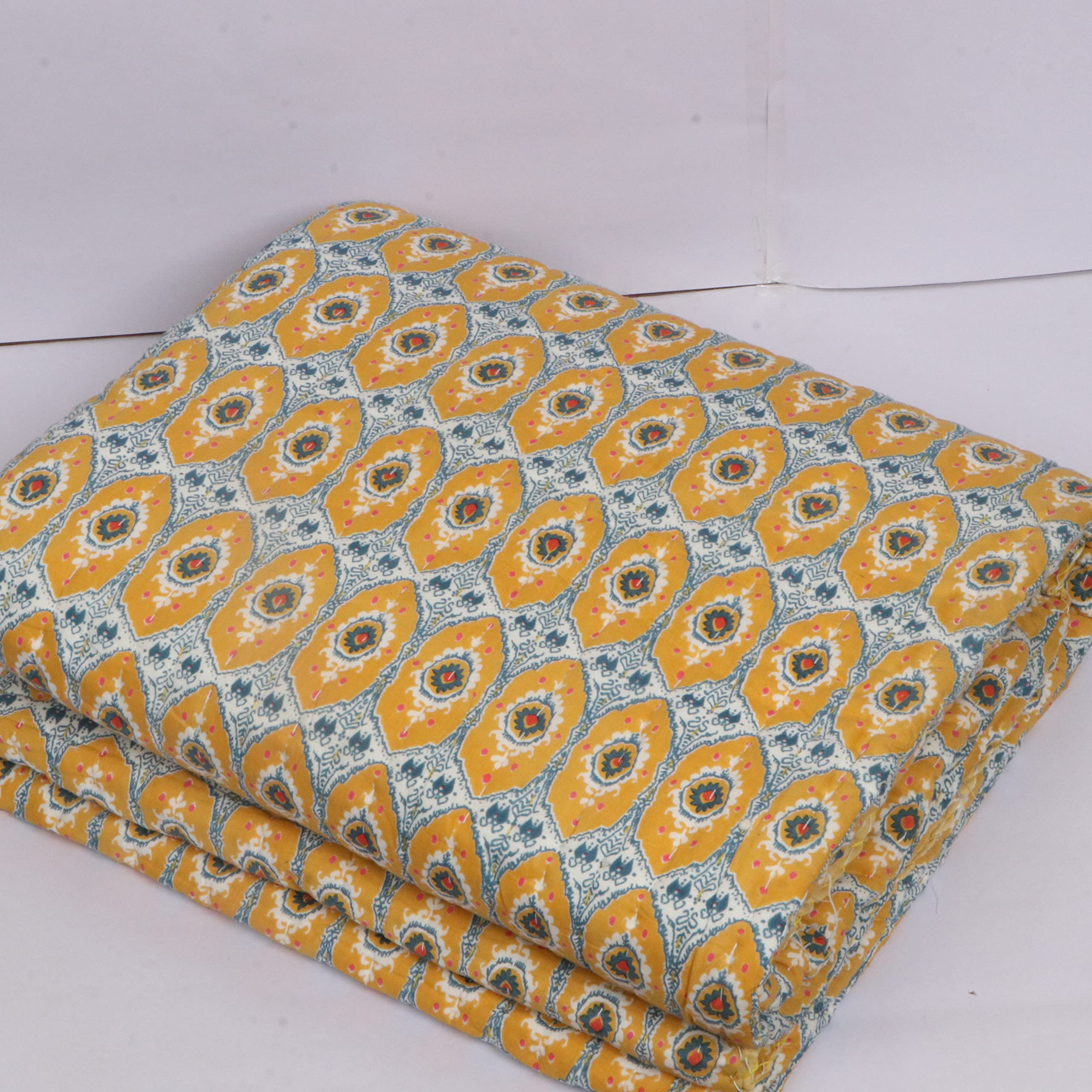 Couette Kantha en coton pour sublimer une chambre bohème chaleureuse