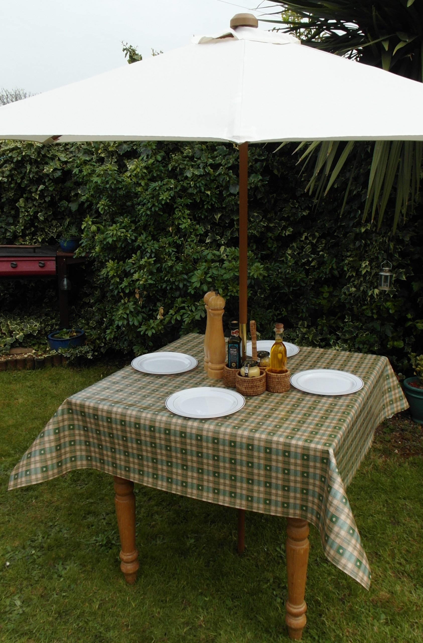 The Tablecloth Company Green 55X55" (1.4X1.4m) Square Pvc/Vinyl Garden Tablecloth - & Cream With Hearts With Parasol Hole