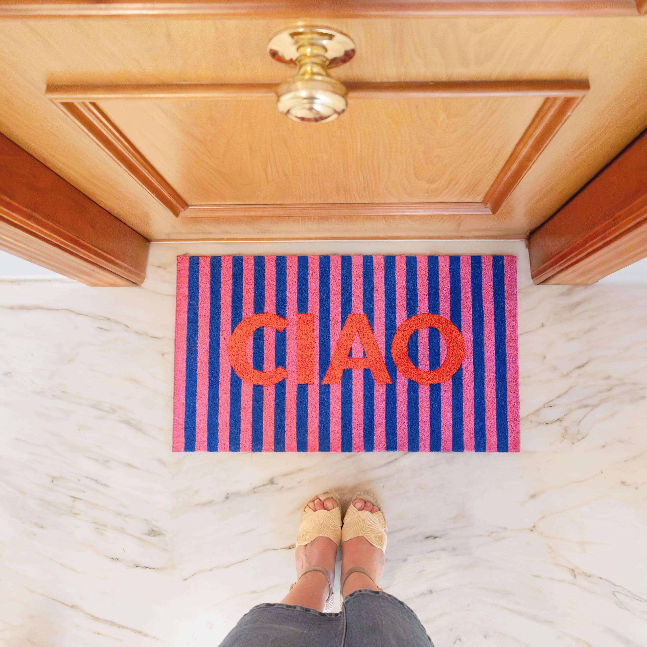 fisura. – Paillasson d'entrée Ciao en Fibre de Coco avec Base antidérapante en PVC. Tapis Original à Rayures Roses, Bleues et Rouges Peint à la Main. Dimensions : 70 cm x 40 cm