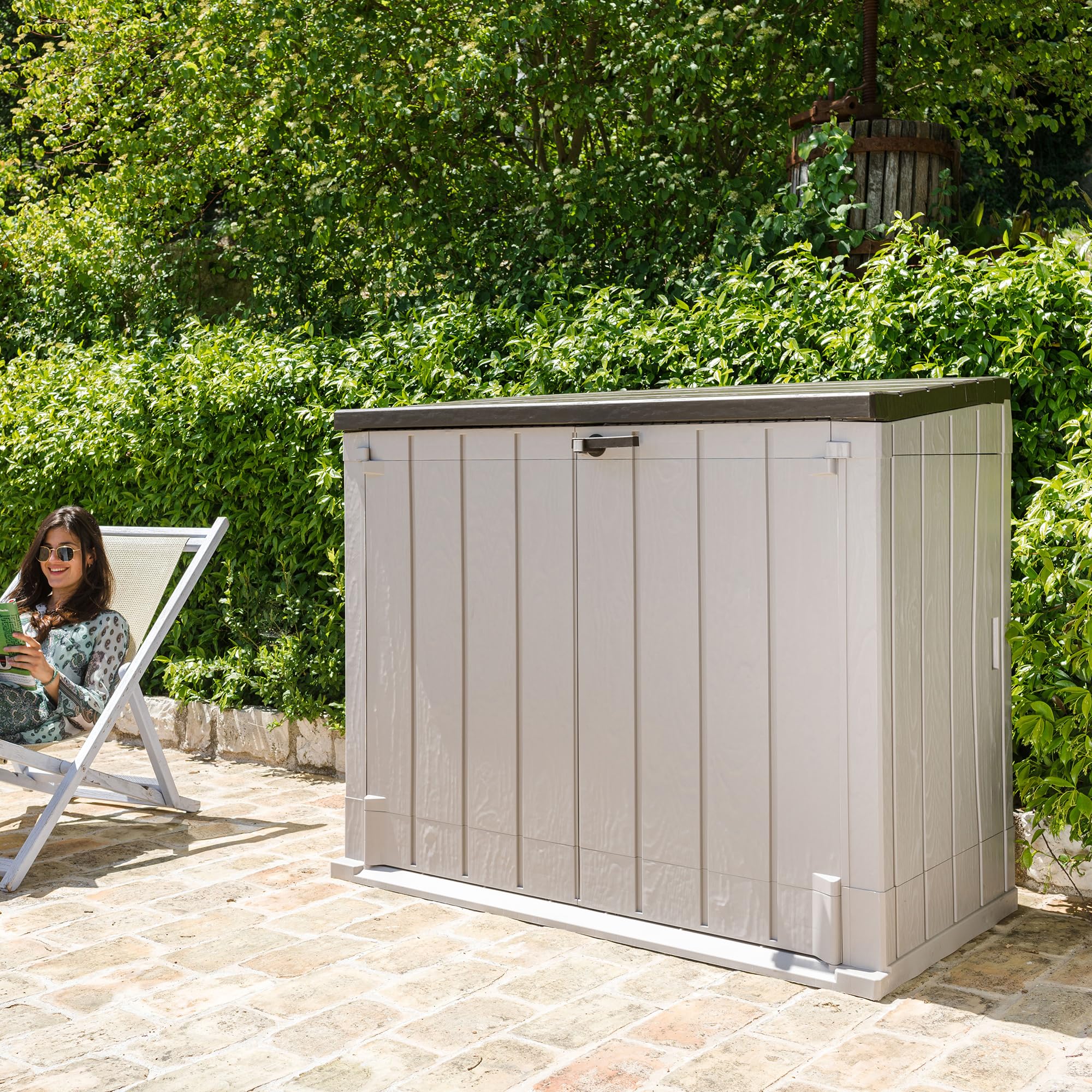 Toomax Storer Plus XL Baule da 1270L portattrezzi giardino, 145x85x124,5h cm effetto legno grigio talpa/marrone, porta bidoni spazzatura con coperchio assistito, resistente ai raggi UV, per esterni