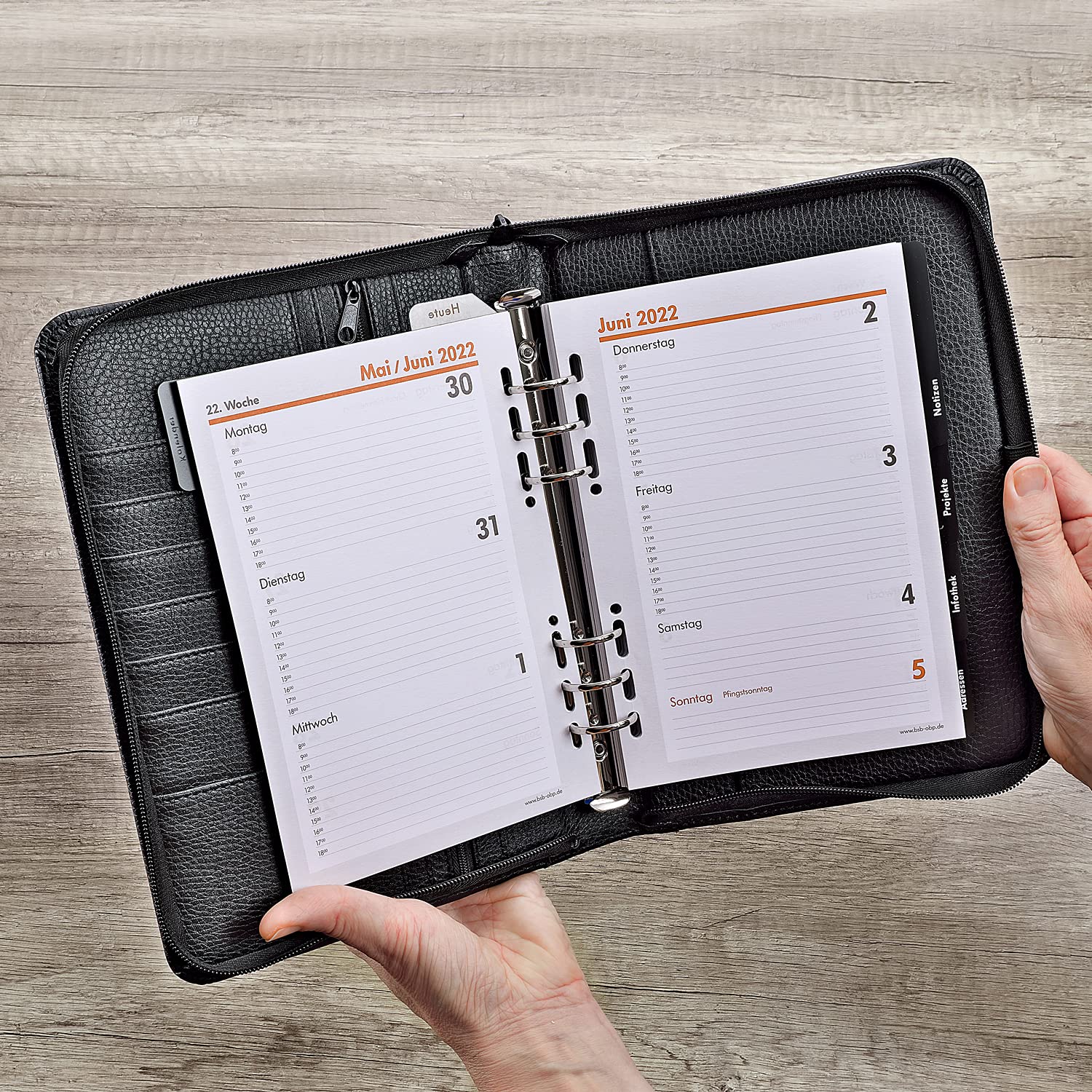 BSB Terminplaner Organizer Wochenplaner Terminkalender - 2026 - ca. A5, 1 Woche = 2 Seiten, Softfolie, geprägt, mit Reißverschluss, schwarz - Ringbuch mit 6-Fach Lochung, nachfüllbar - 02-0502
