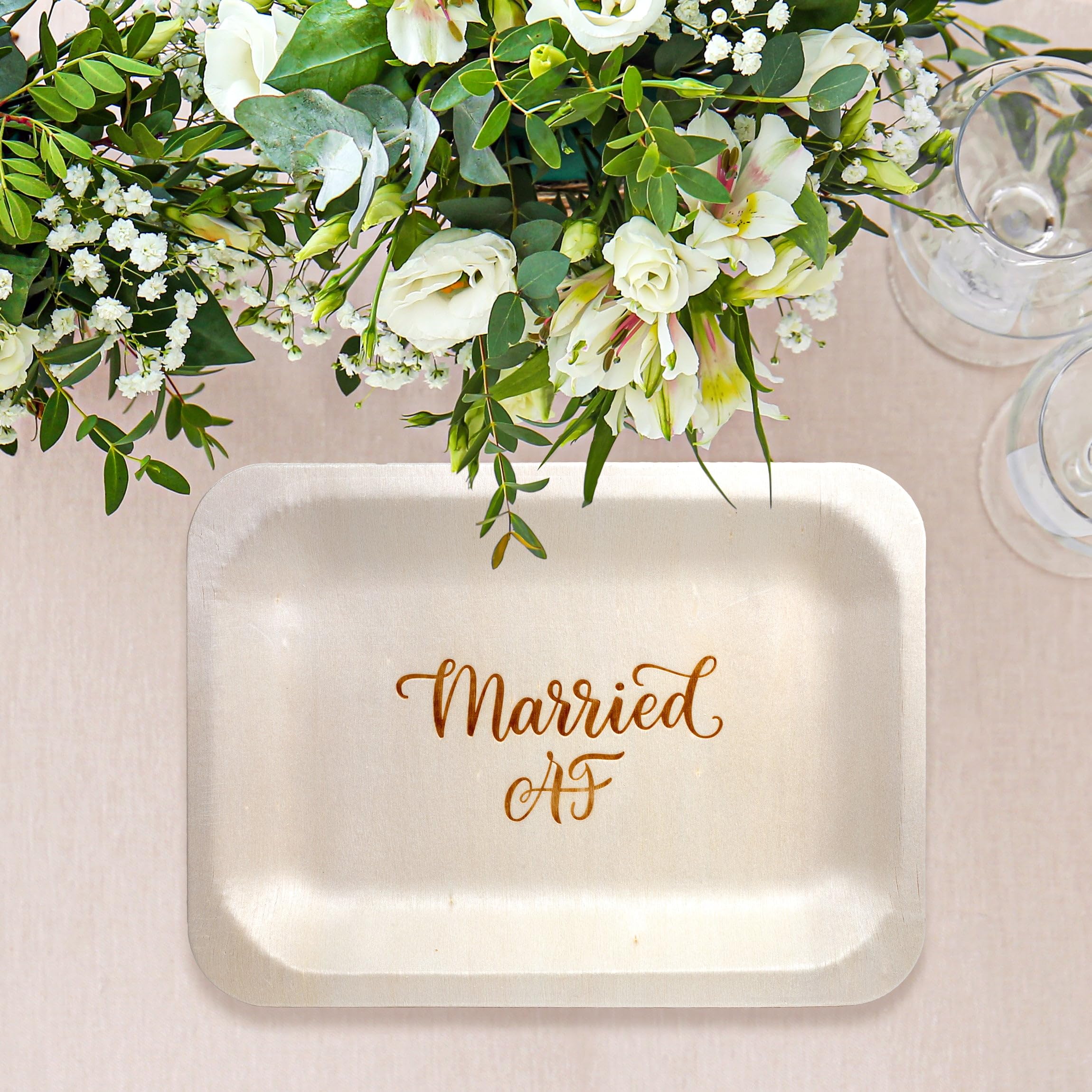 Married AF - Platos desechables de boda, alternativa rústica y compostable a los platos de plástico para recepciones de boda, fiestas de compromiso y cenas de ensayo (ensalada/postre, paquete de 50)