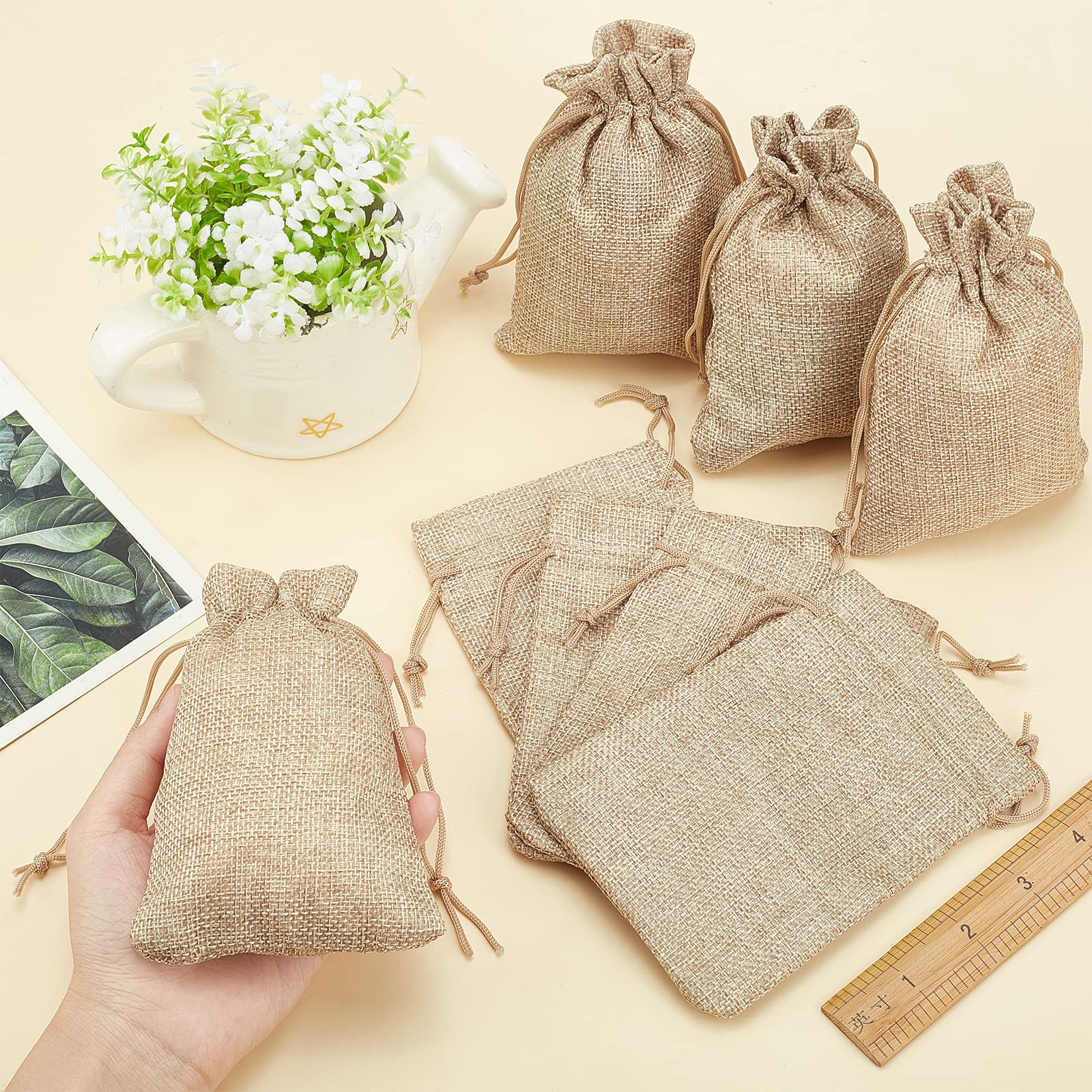 PandaHall 100 Pcs Bolsas de Lino y Cáñamo con Cordón Bolsas de Regalo para joyas Abalorios bolsa de lino para fiesta matrimonio boda decoracion Amarillo Claro 13,5 x 9.5cm