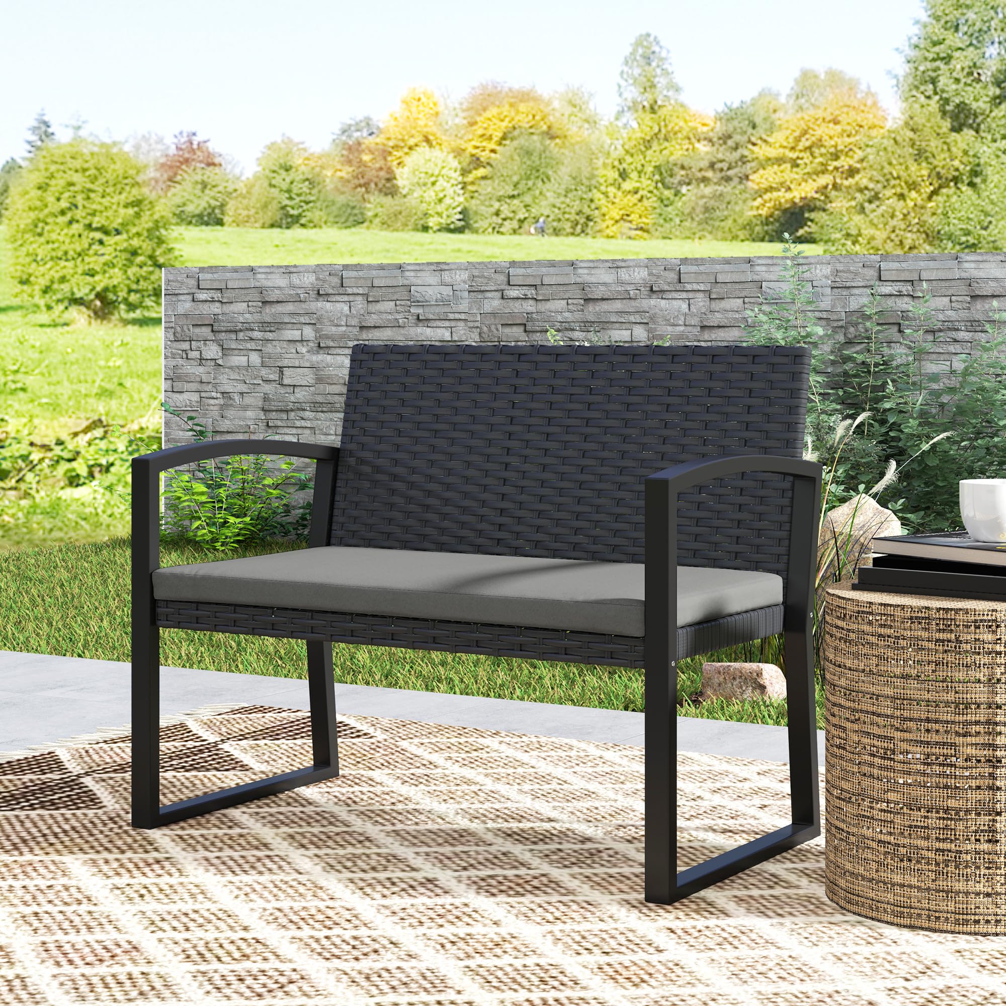 Outsunny Banc de Jardin 2 Places, Banc d'extérieur en résine tressée PE avec Coussin, Banquette de Patio avec accoudoirs, Structure en Acier galvanisé, Gris et Noir