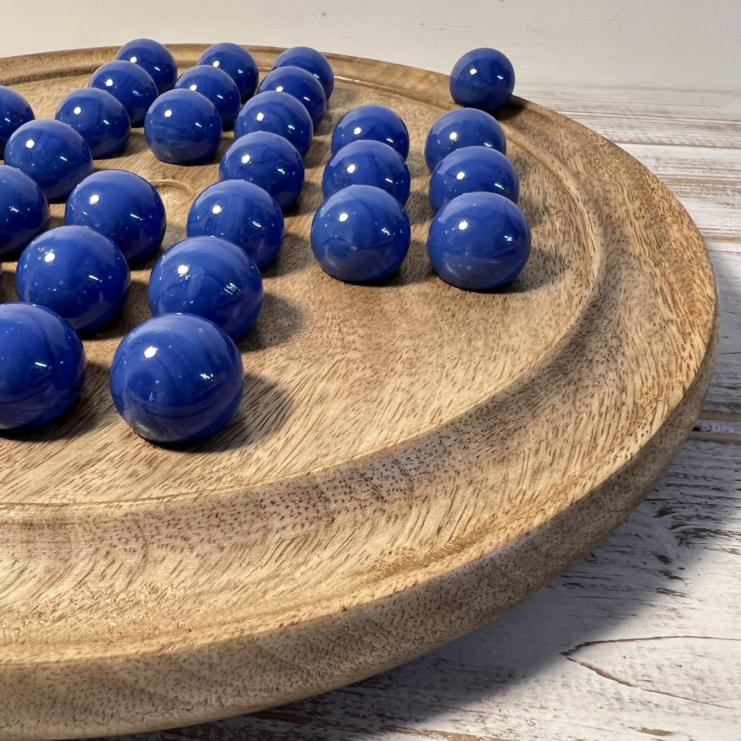 Jeu de société Mango en bois marron clair de 30 cm de diamètre avec billes en verre bleu opale | | jeu classique de solitaire en bois | jeu de société de stratégie | jeu de société familial | jeux