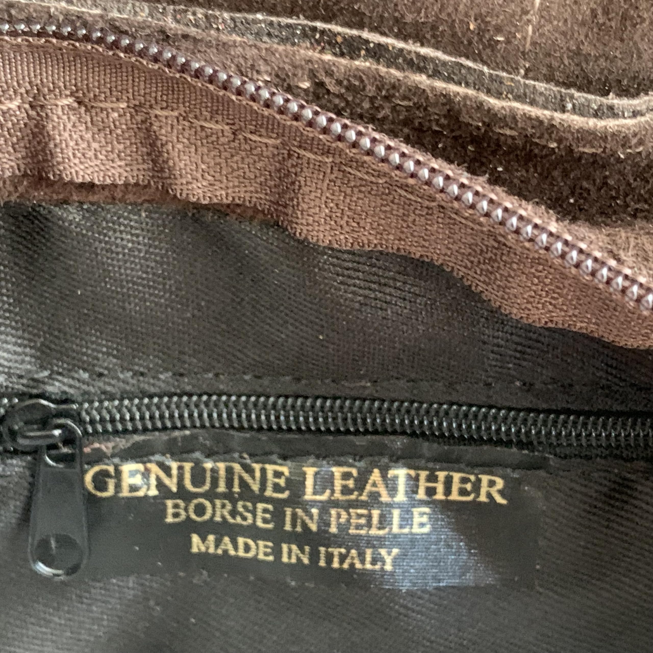 Borsa a tracolla con frange e borchie in camoscio italiano. Cinturino regolabile e intercambiabile. Chiusura con cerniera. Interno foderato con tasca integrata.