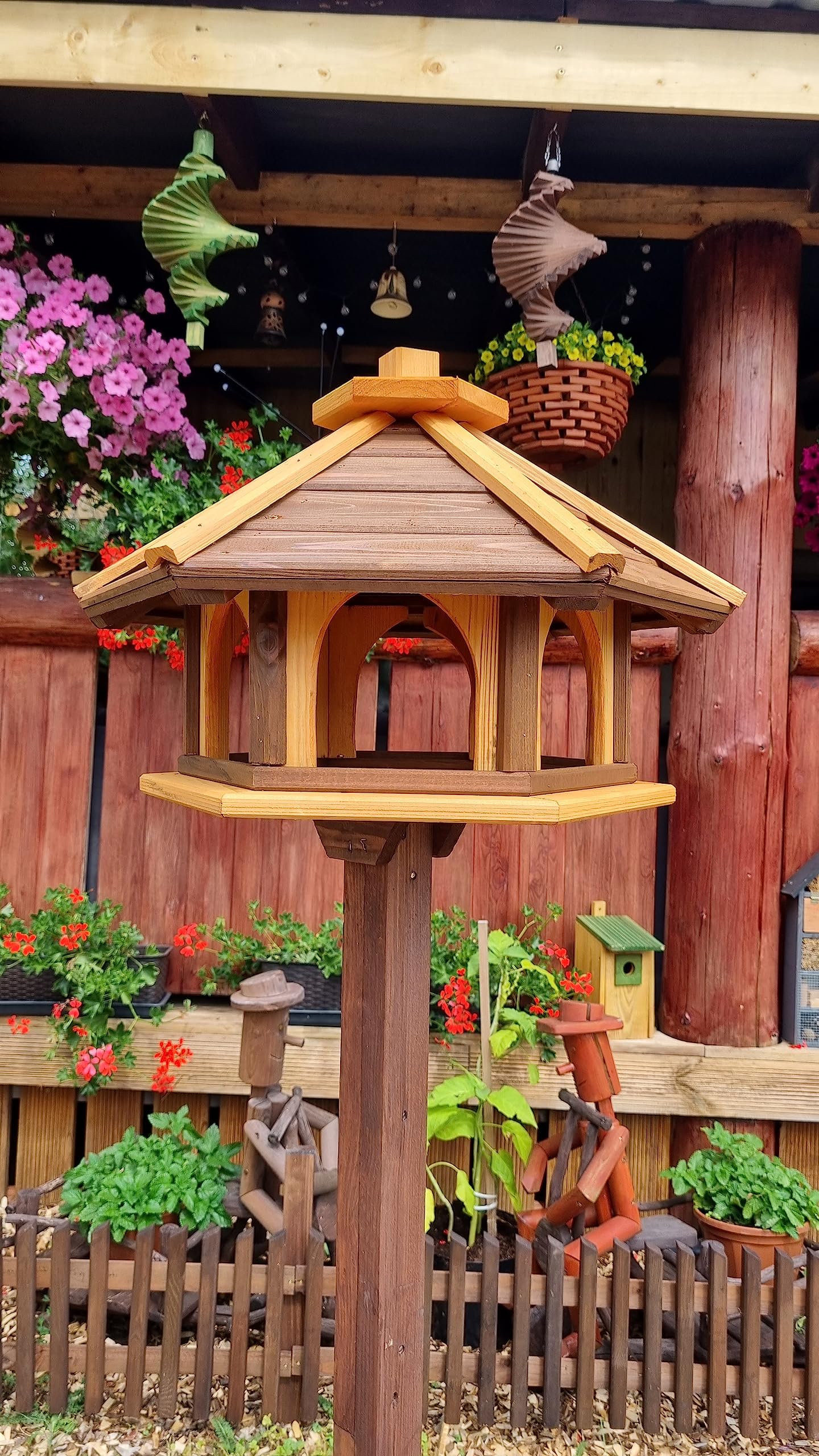 Pajarera con soporte de madera, resistente a la intemperie, comedero para pájaros, comedero para pájaros silvestres, comedero para pájaros para colocar en el jardín, balcón (marrón + amarillo)