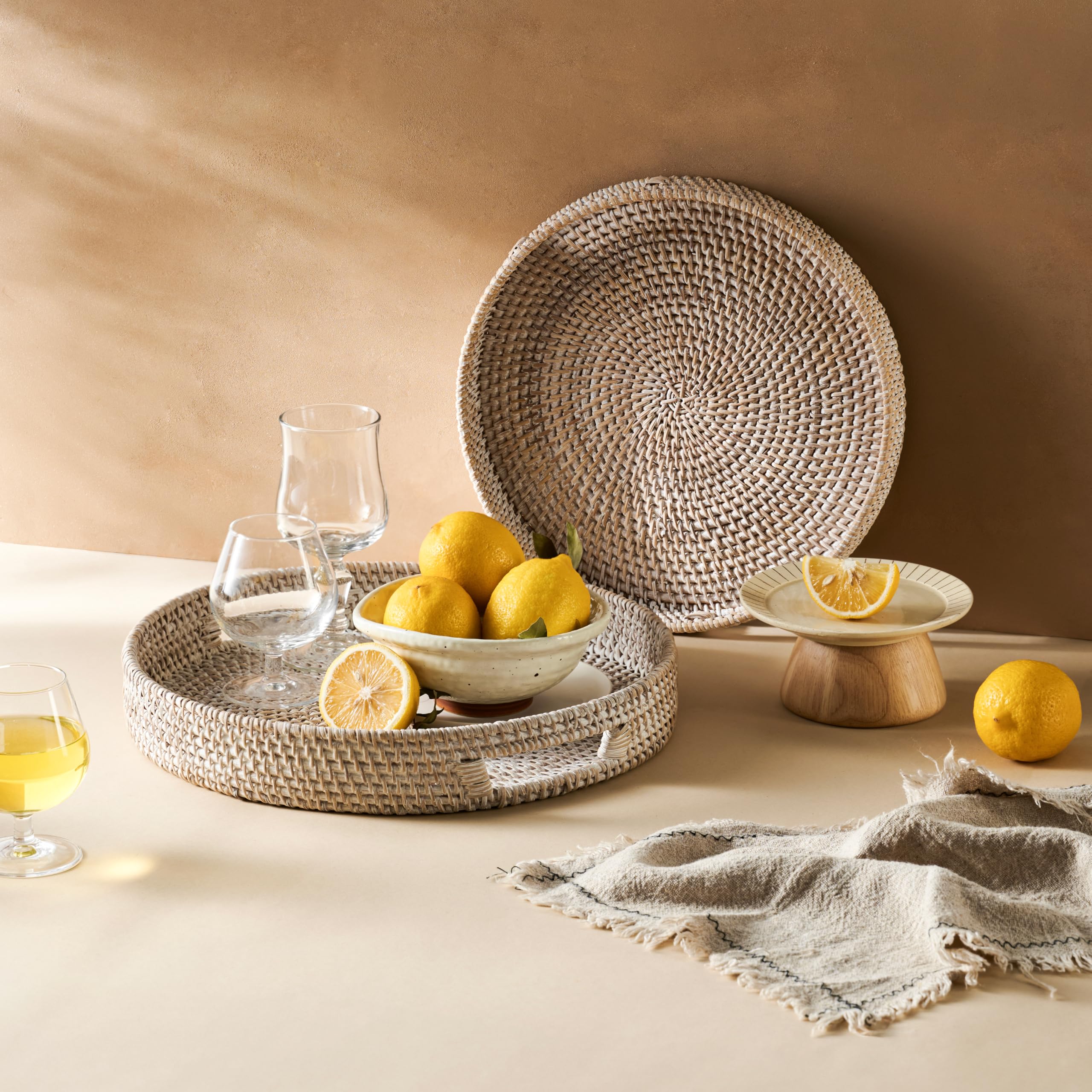 Jungle Culture Bandeja de ratán de 34cm / 13,8" • Bandejas Tejidas con Asas para el hogar • Bandeja Redonda para Mesa de Centro • Cesta de Mimbre para Pan, Fruta, Velas • Blanco